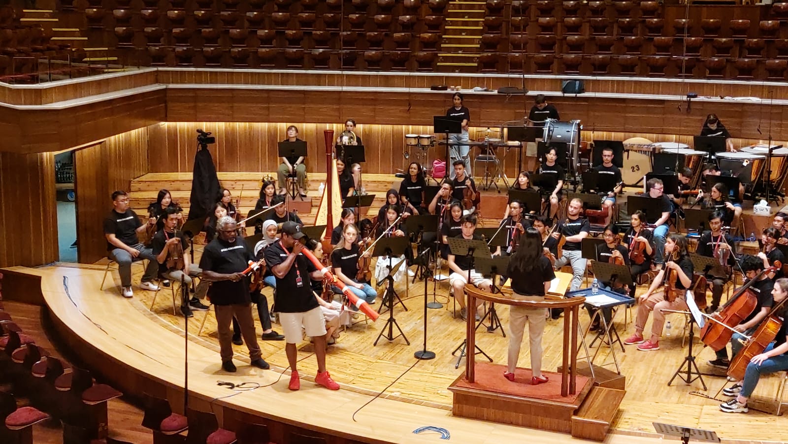 Dua musisi tradisional asal Australia berlatih bersama dengan tim orkestra G20