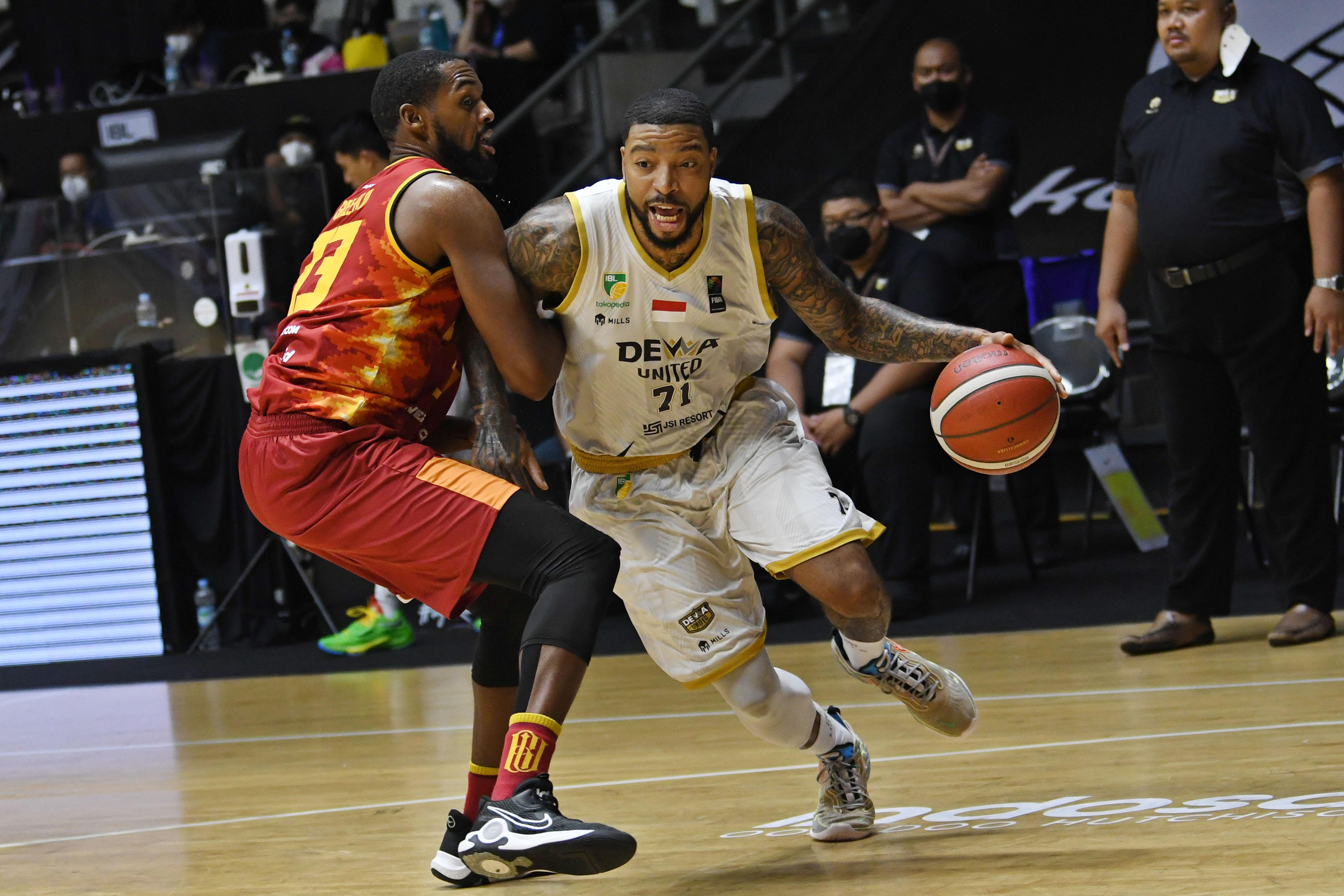 Pebasket Dewa United Jamarr Johnson (kanan).