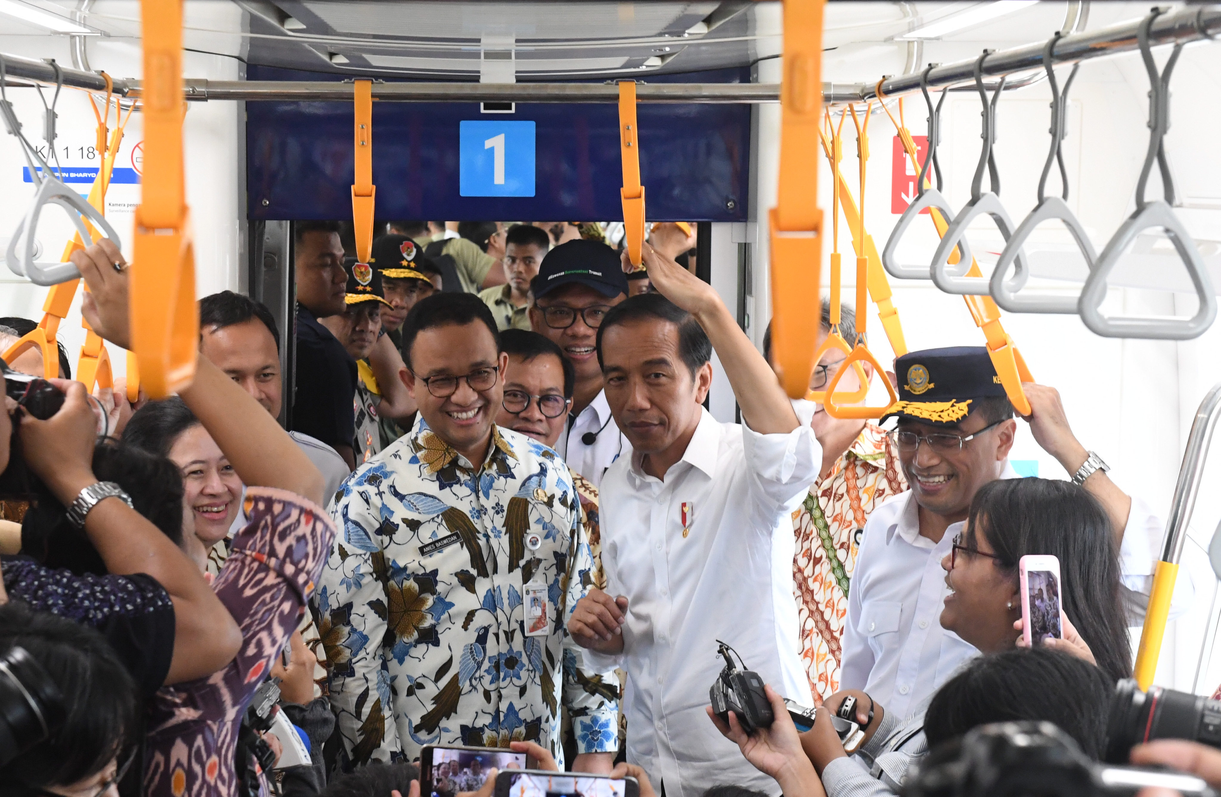  Presiden Joko Widodo (kedua kanan) didampingi Gubernur DKI Jakarta Anies Baswedan (kedua kiri) saat mencoba moda transportasi MRT.