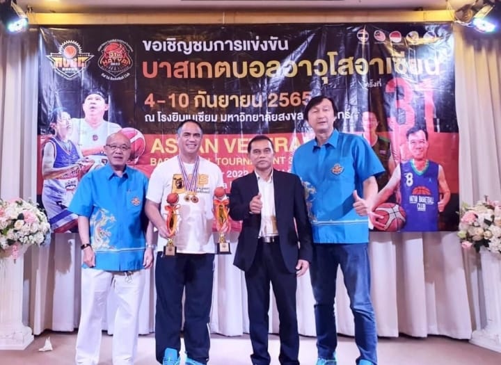 Pemain BULS, Abdullah T Gobel (dua kiri) menerima piala turnamen bgola basket veteran ASEAN U-50.  