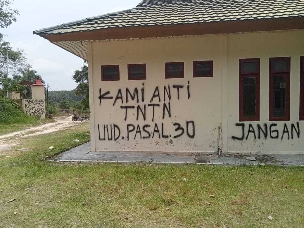 Kantor Seksi Wilayah 1 Balai TNTN di Desa Lubuk Kembang Bunga, Riau, penuh coret-coret bernada ancaman setelah diserbu ratusan warga.