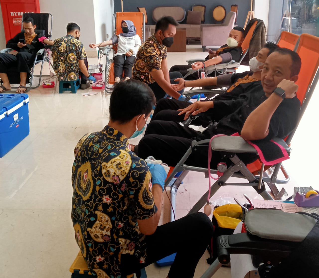 Petugas dari PMI Kota Bandung melakukan pengambilan darah pendonor di Grand Tjokro Premier Bandung