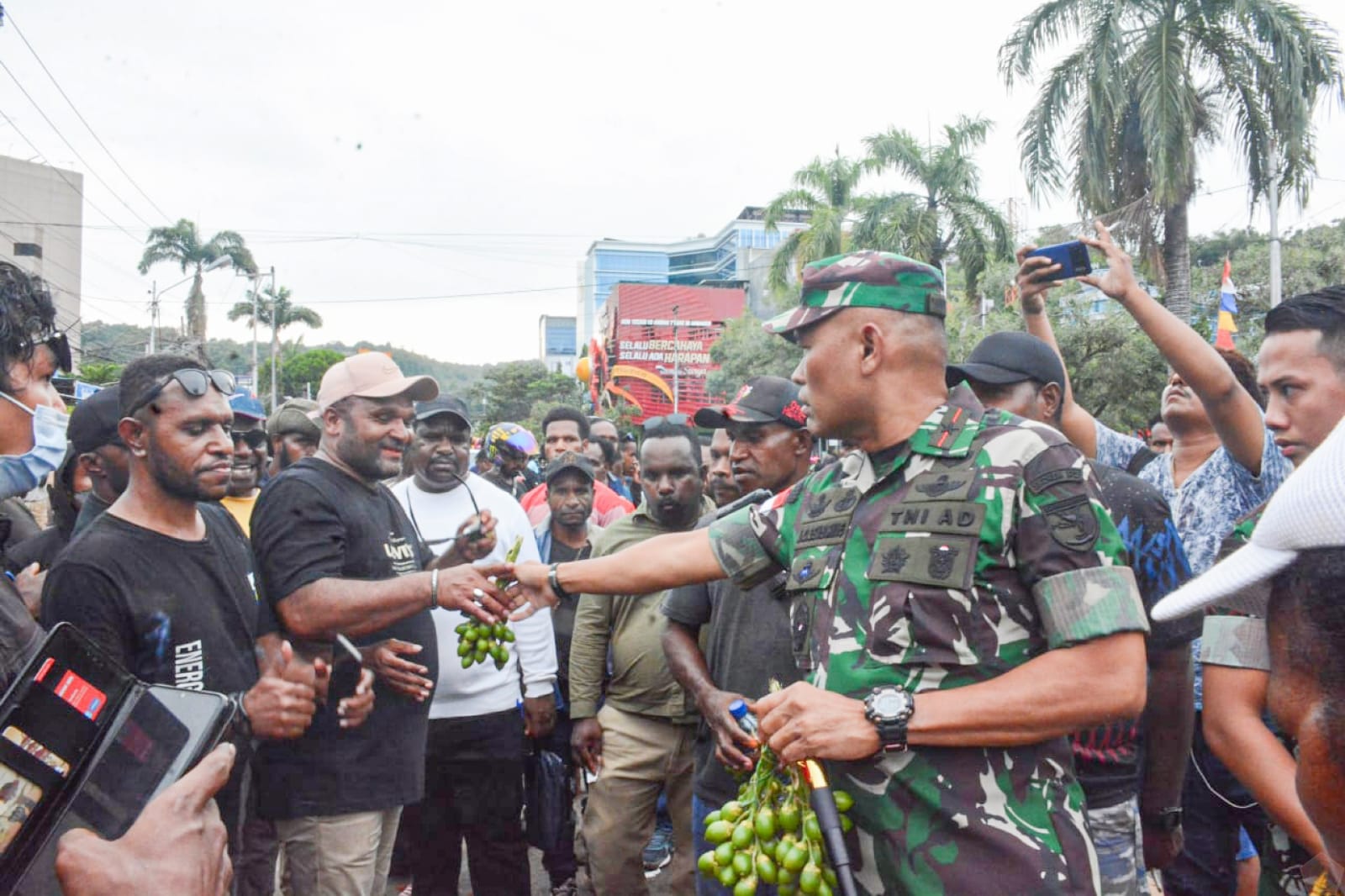 Redam Pendemo di Papua, Danrem 172/PWY Bagikan Pinang dan Minuman