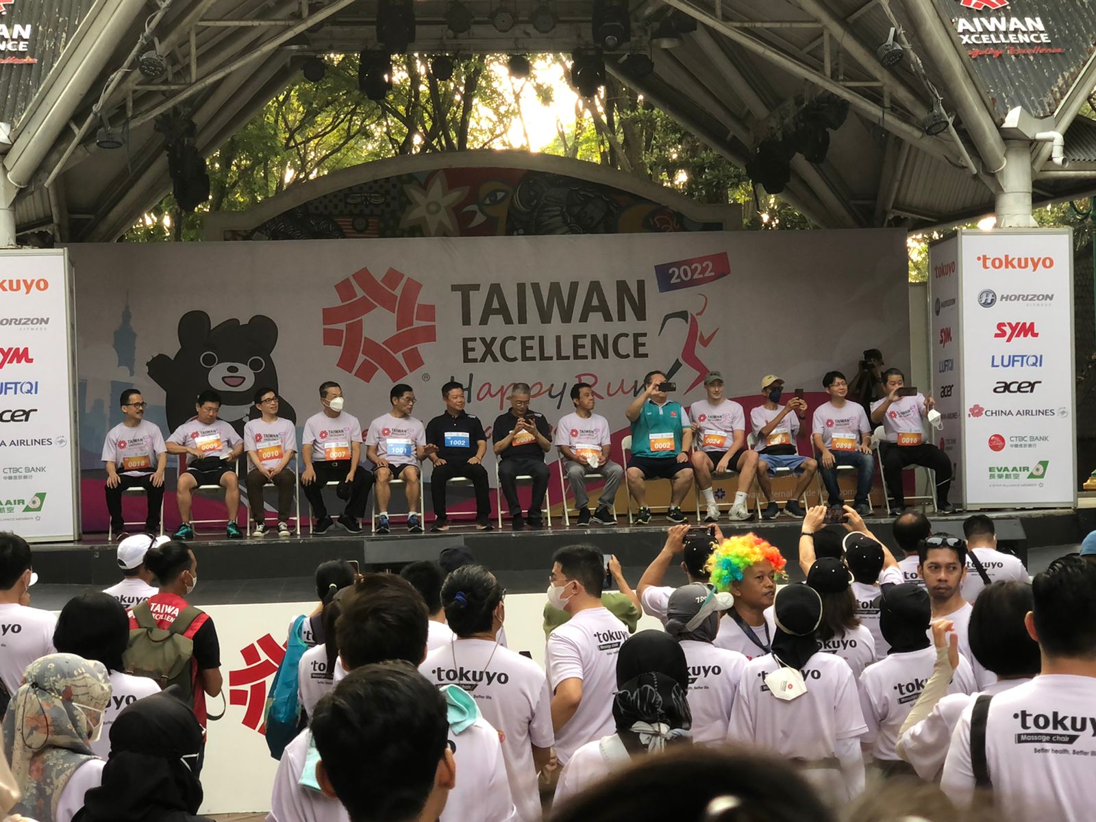 Petinggi TETO, TAITRA, dan perwakilan brand-brand sponsor sesaat sebelum memberikan sambutan dalam acara Taiwan Excellence Happy Run 2022