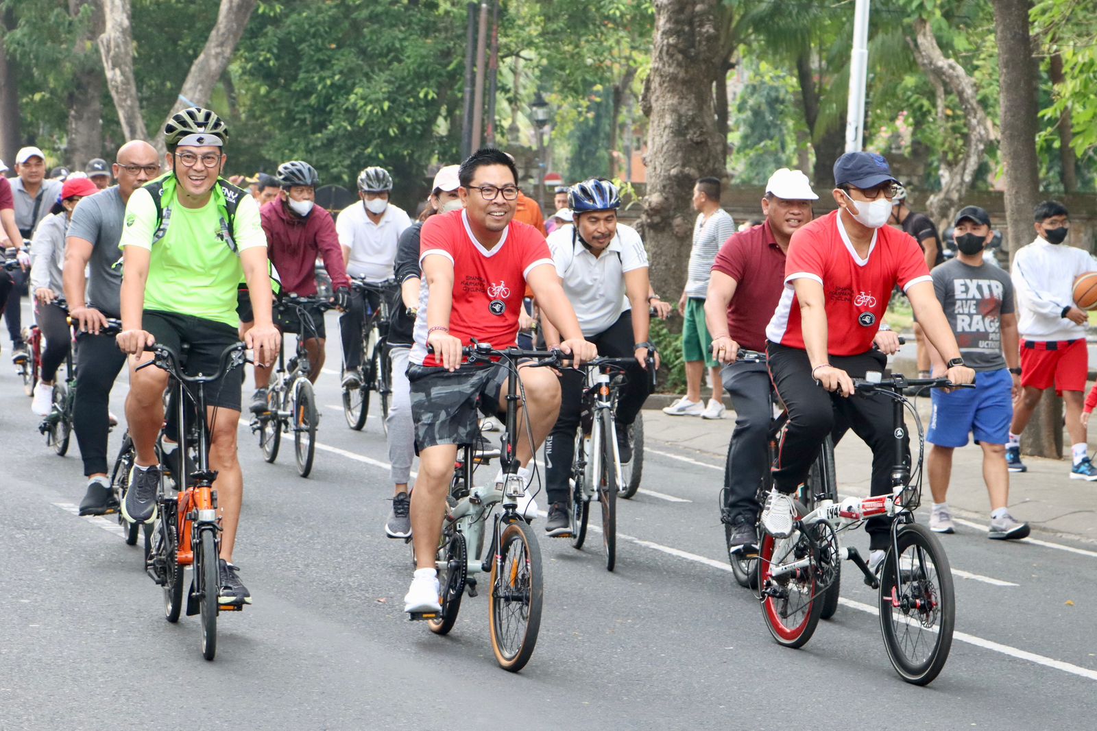 Wali Kota Denpasar IGN Jaya Negara (kanan) bersepeda di Lapangan Renon yang menandai dibukanya kembali CFD di Kota Denpasar, Minggu (18/9).