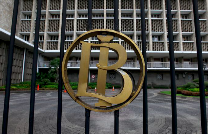 Logo Bank Indonesia terpasang di gedung.