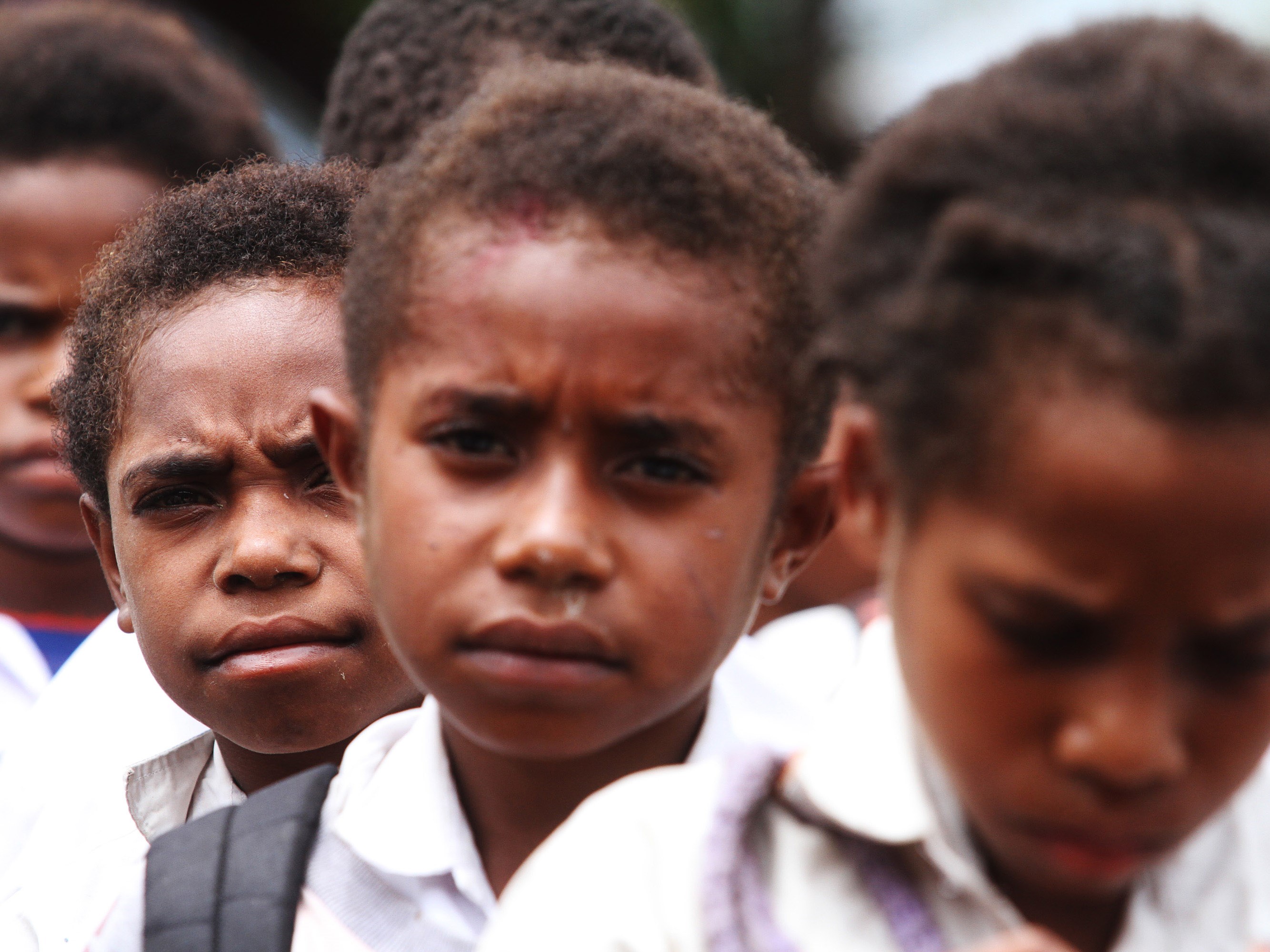 Siswa SD berkumpul sebelum mengikuti kegiatan belajar mengajar di SD Inpres Wesaput, Kabupaten Jayawijaya, Wamena, Papua.
