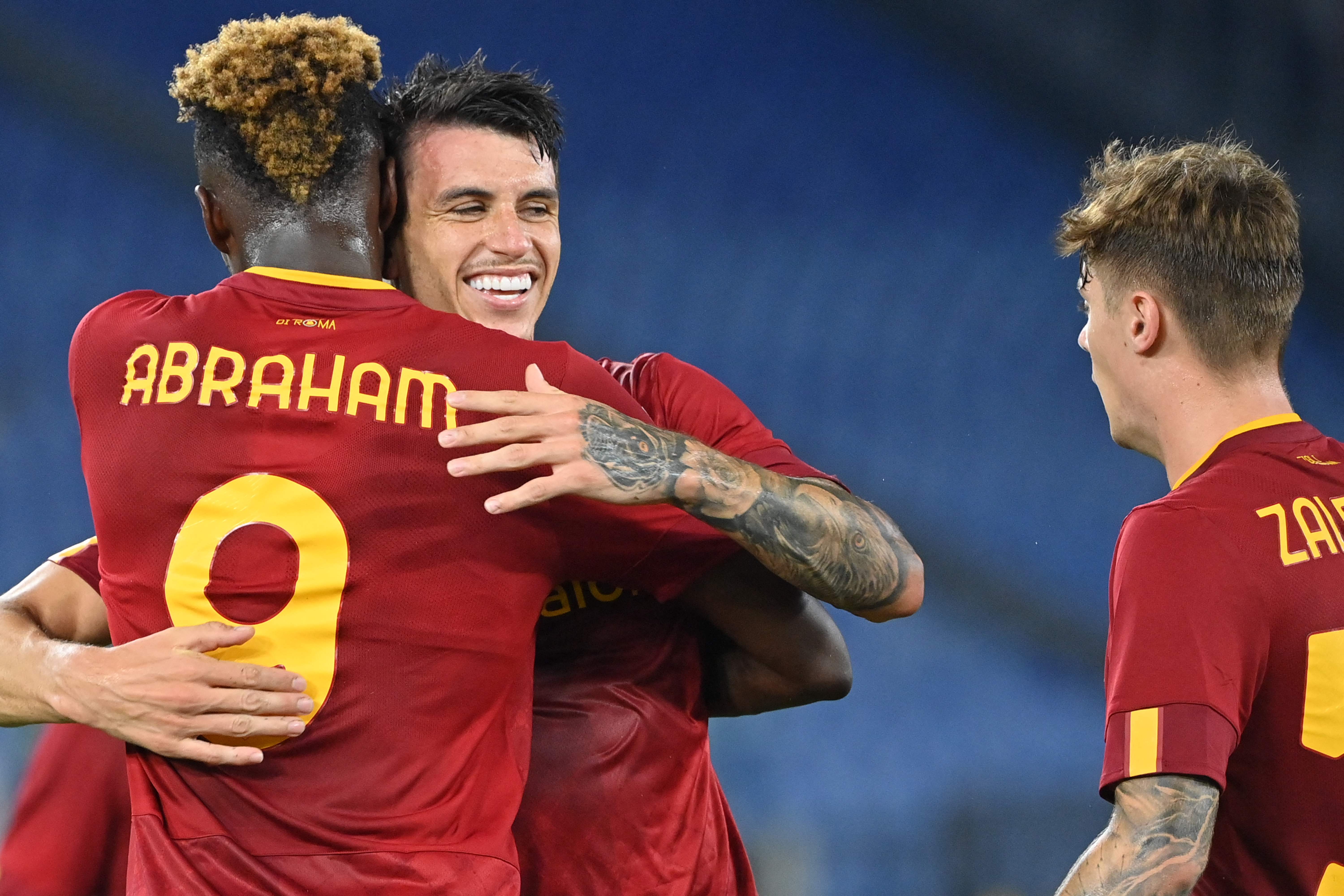 Para pemain AS Roma melakukan selebrasi usai mencetak gol ke gawang lawan