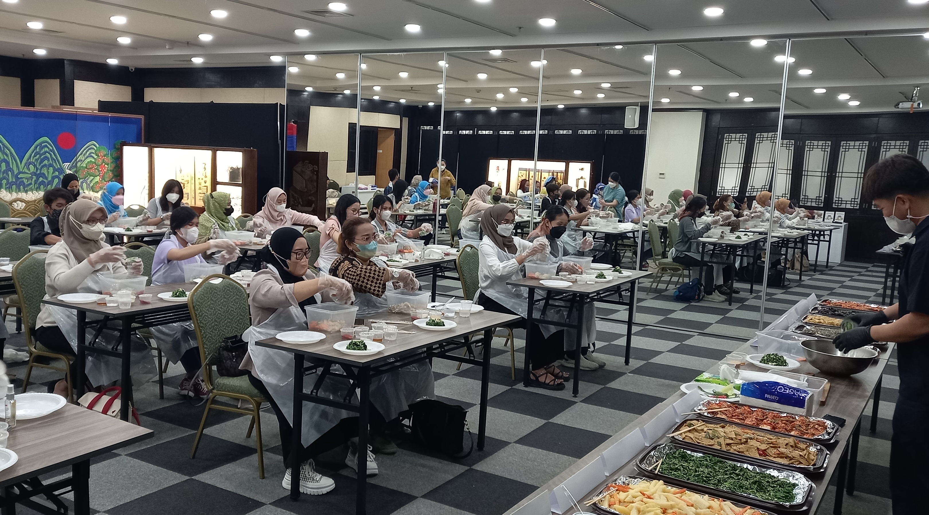 Para peserta belajar membuat banchan dalam kegiatan K-Food Experience With KCCI: Apa Banchan Hari Ini?.