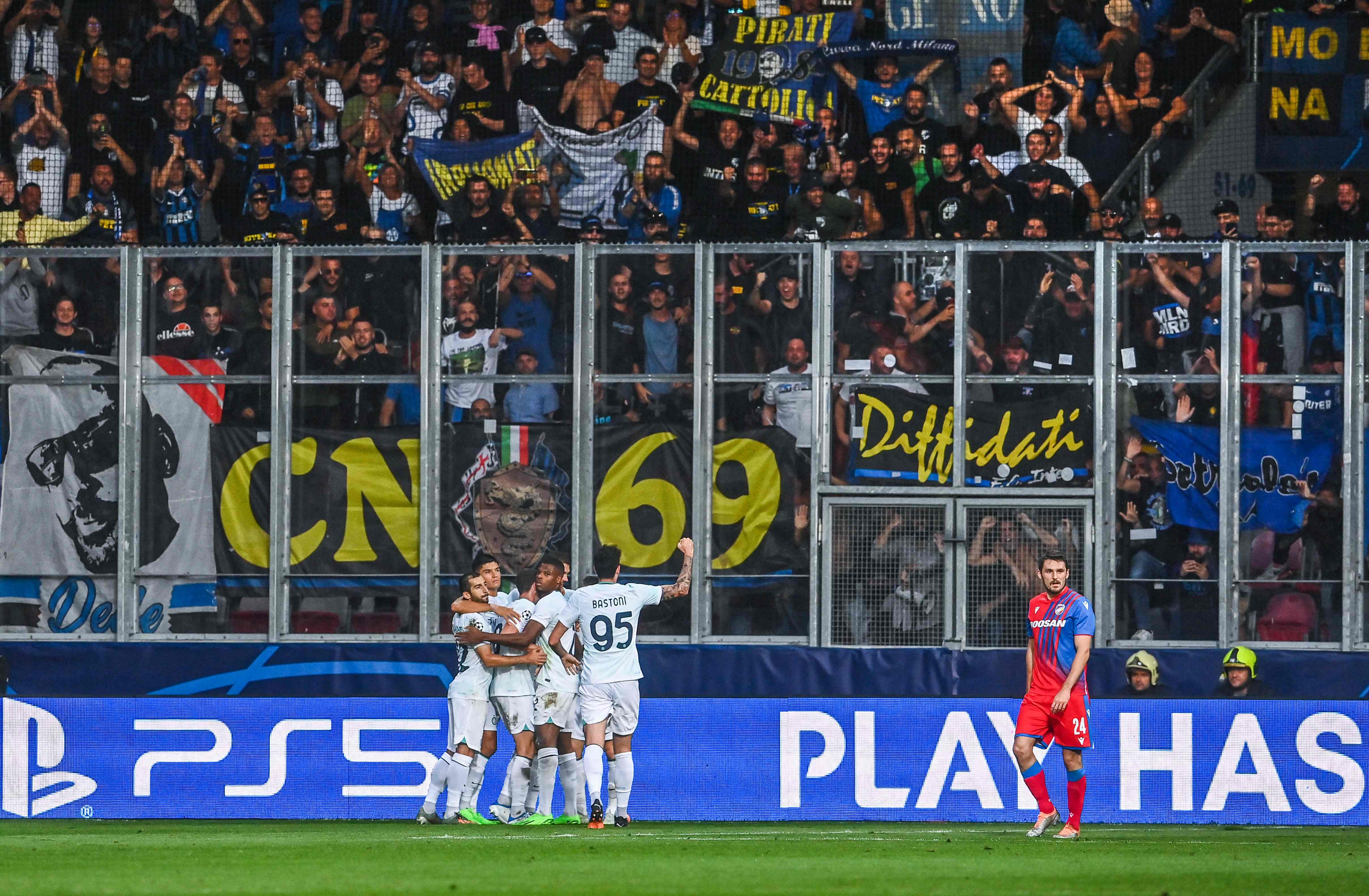 Para pemain Inter Milan melakukan selebrasi usai mencetak gol ke gawang Viktoria Plzen di laga Liga Champions.