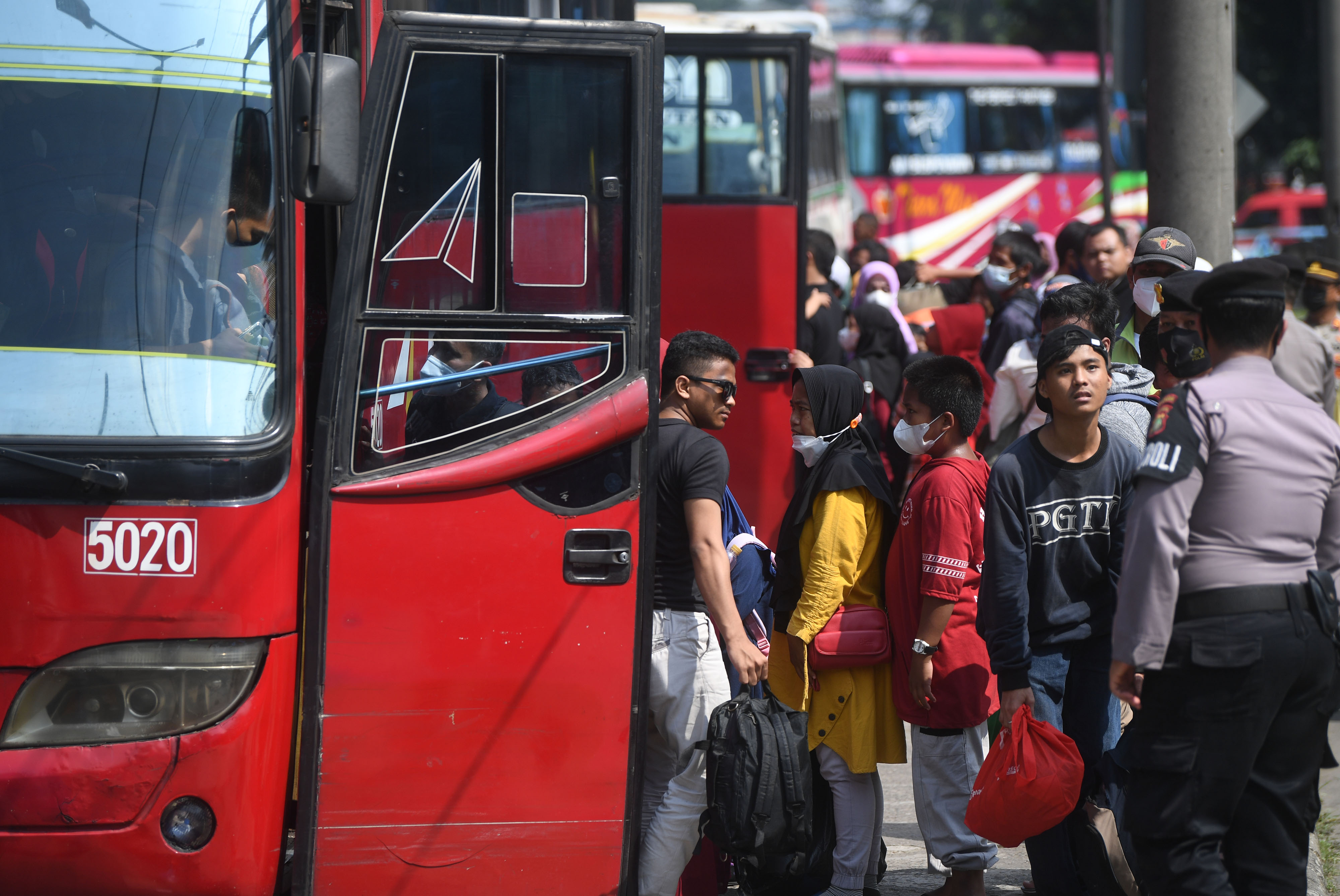 Penumpang turun dari bus setibanya di Terminal Kampung Rambutan, Jakarta.