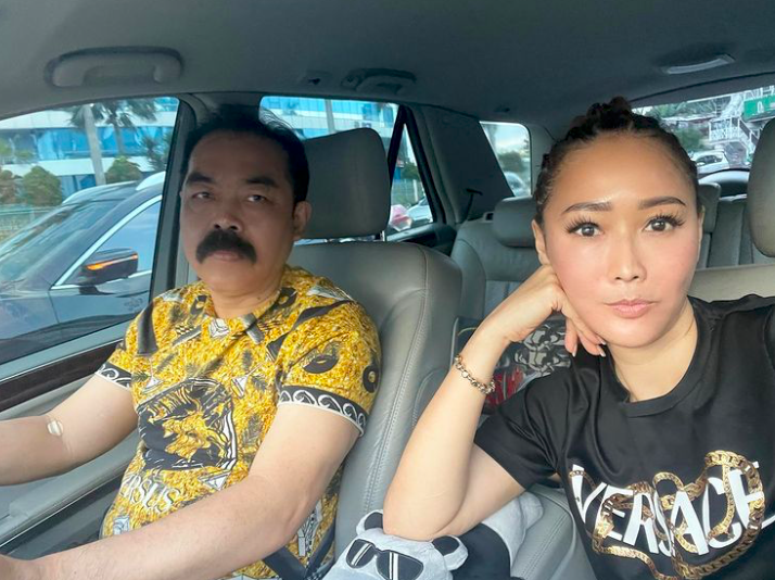 Adam Suseno (kiri) dan Inul Daratista (kanan).