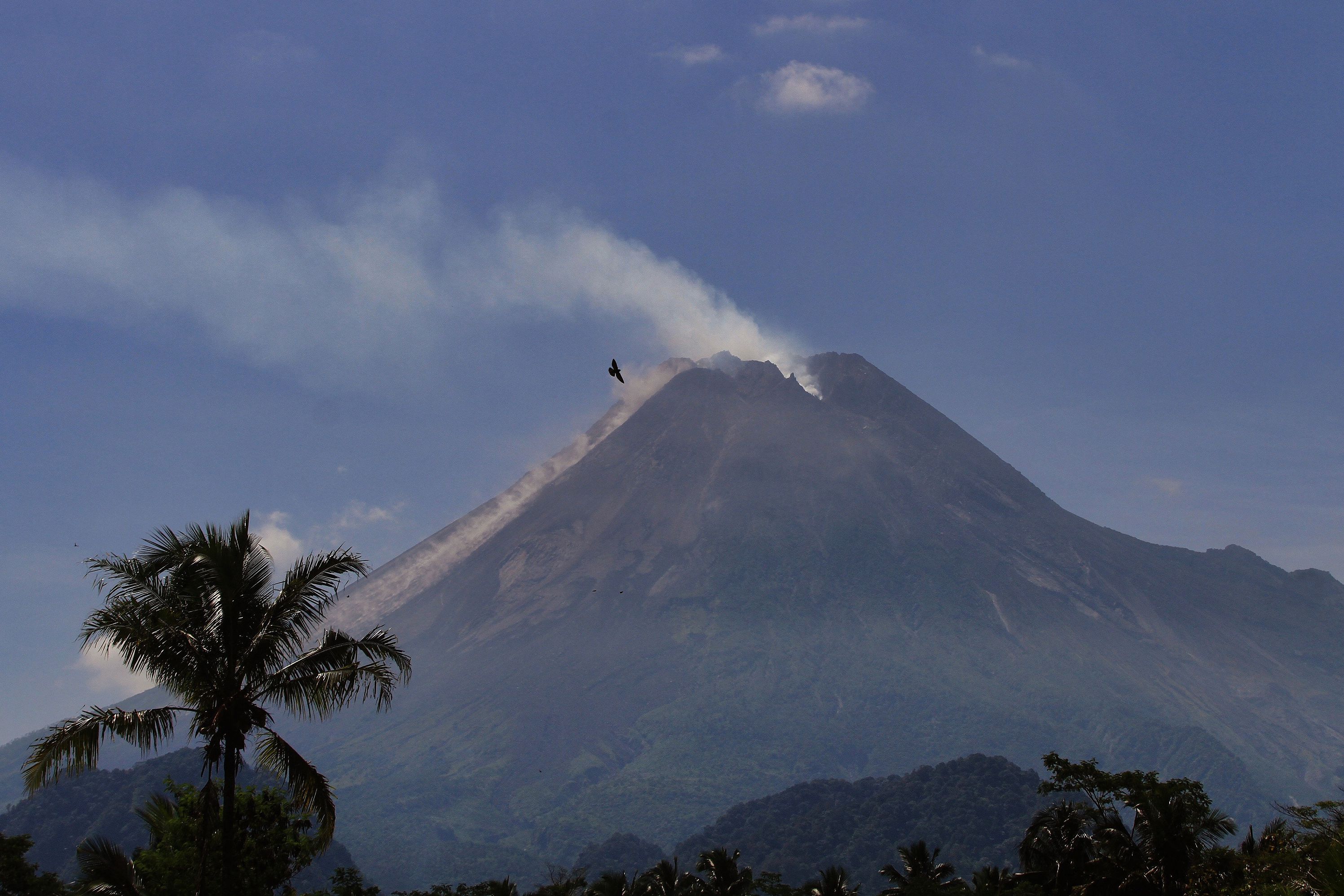 Asap yang keluar dari Gunung Merapi terlihat dari Sleman, DIY, pada 25 Juli 2022.