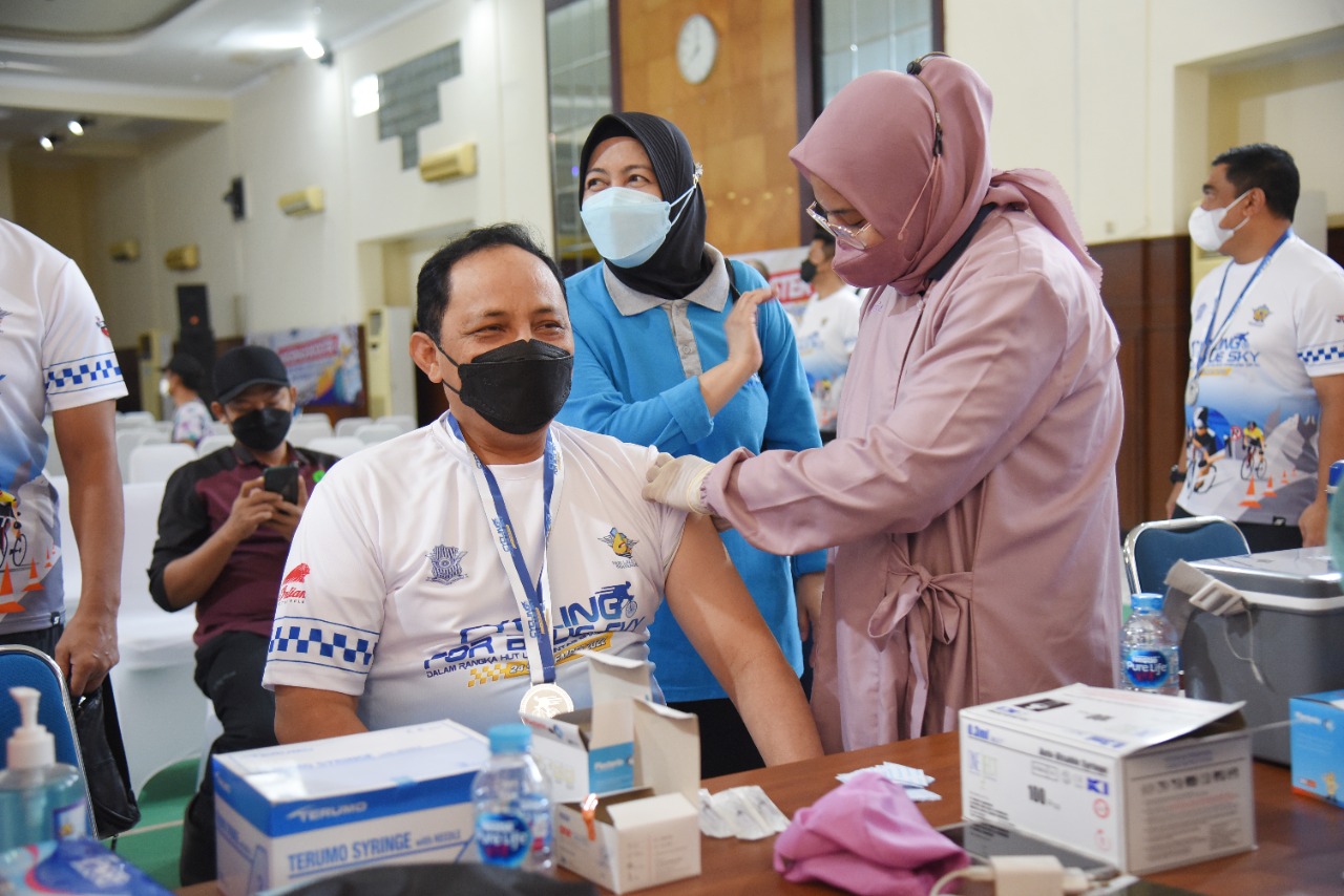 Wakapolri Komjen Pol Gatot Eddy Pramono jalani vaksinasi booster yang dilaksanakan Korlantas, di Jaksel, Sabtu (24/9)