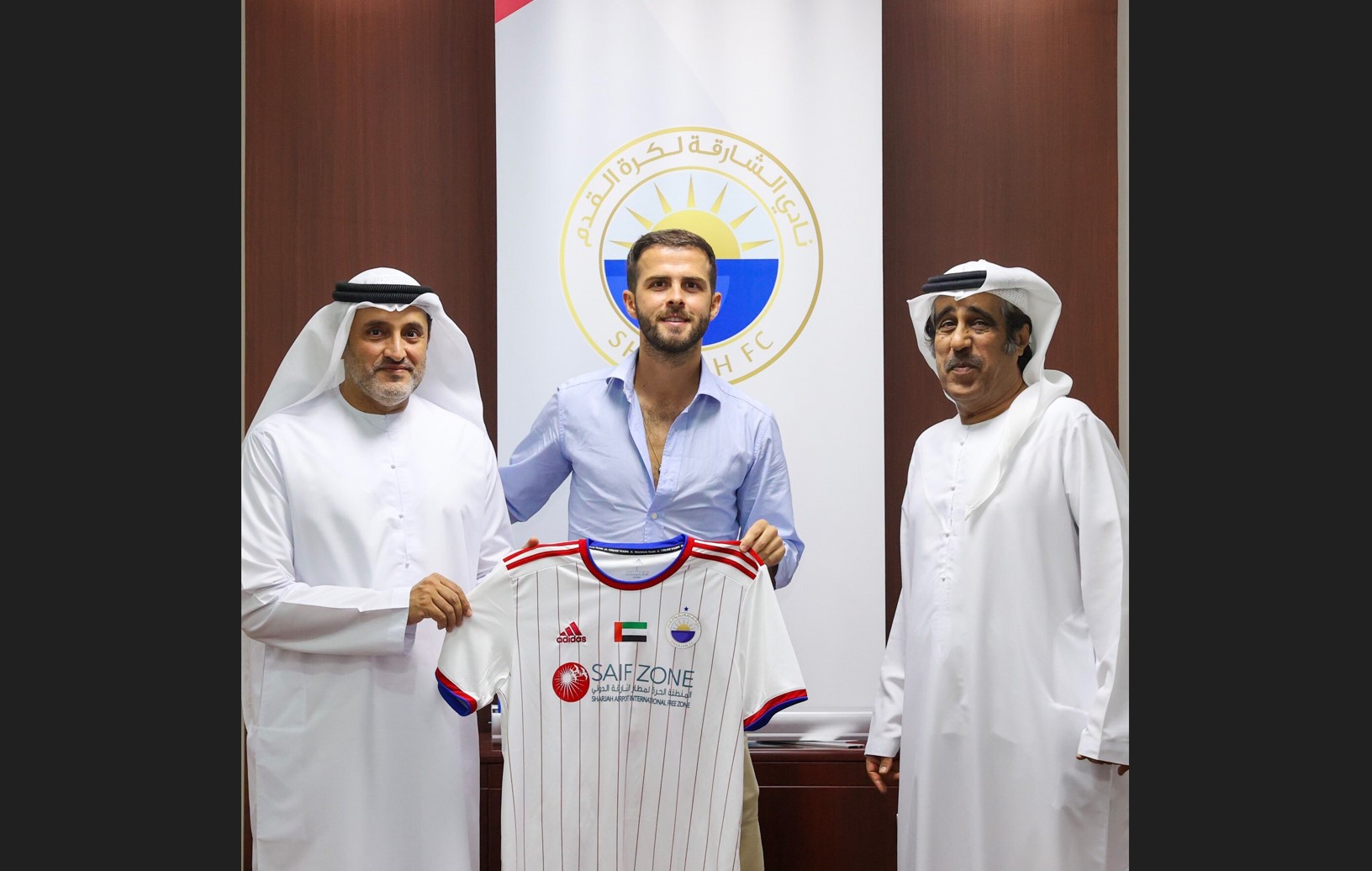 Miralem Pjanic (tengah) usai menandatangani kontrak dengan klub UEA Sharjah FC