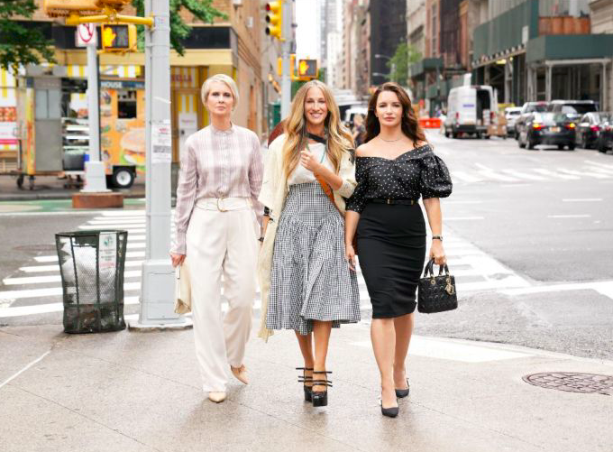 Cuplikan adegan dari serial And Just Like That.