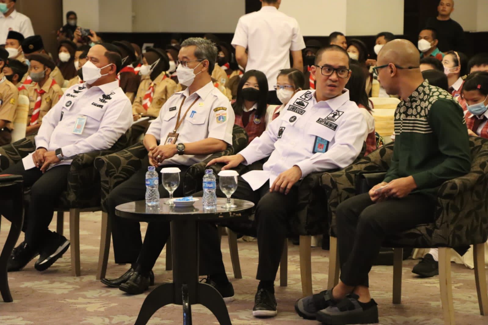 Kepala Divisi Pelayanan Hukum dan HAM DKI Jakarta, Ronald Lumbuun (ketiga dari kiri), dan penyanyi Marcell (paling kanan).