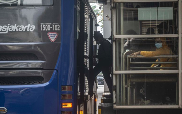 Warga masuk ke dalam bus Transjakarta di Halte Transjakarta Kuningan Barat, Jakarta, Kamis (1/9/2022).