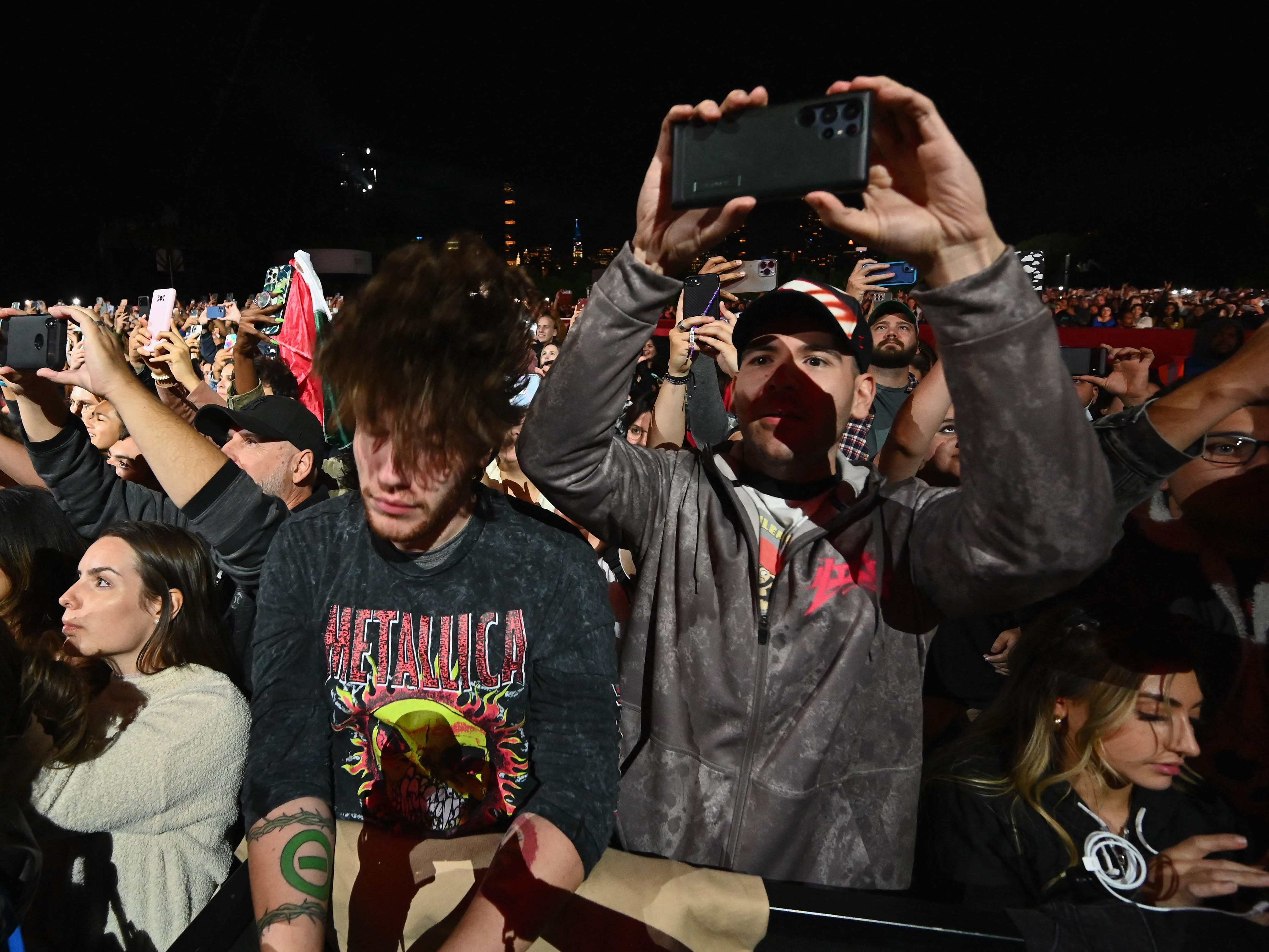 Penggemar Metallica bersorak selama penampilan band di Global Citizen Festival di Central Park di New York pada 24 September 2022. 