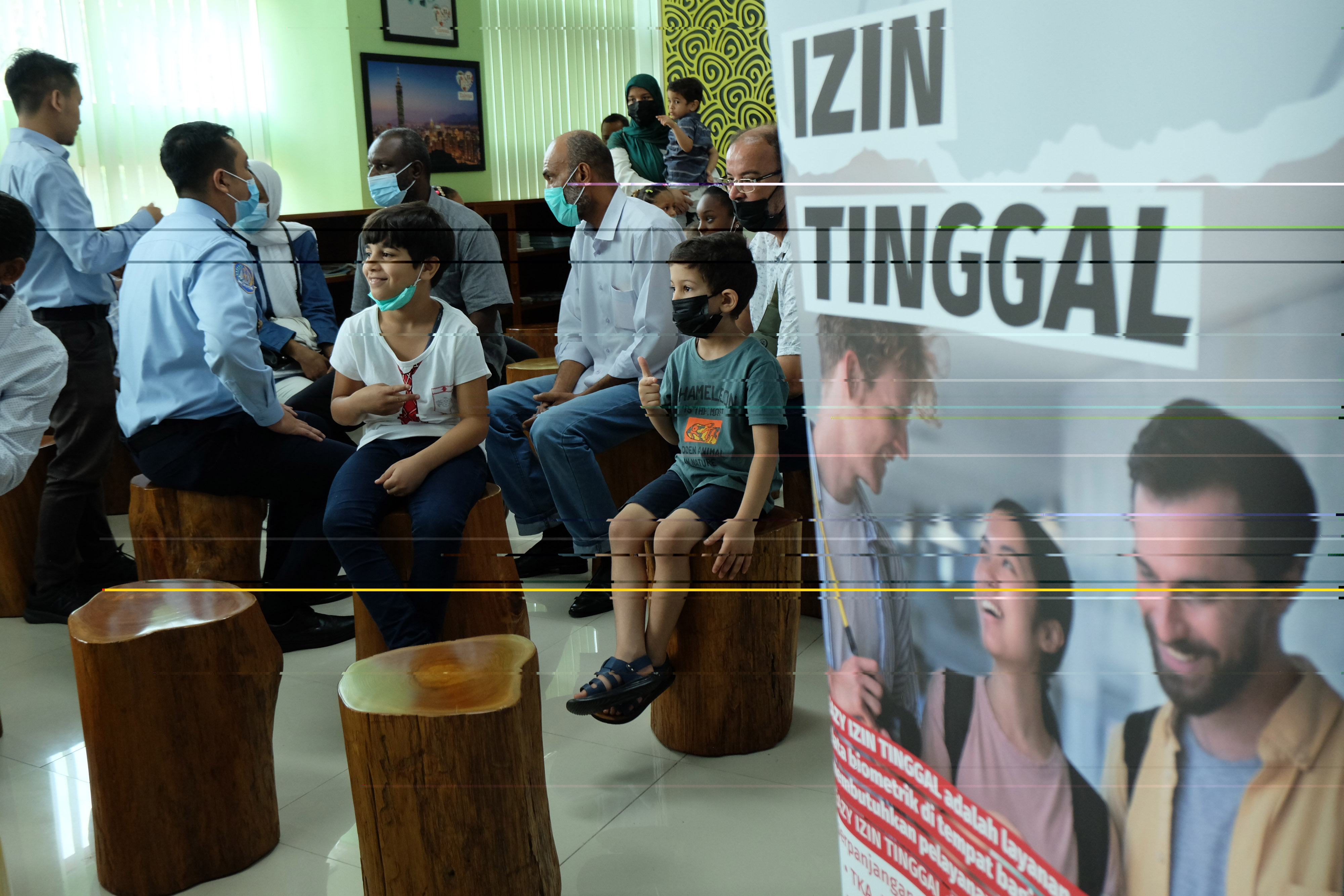 Sejumlah warga asing tengah mendapat layanan di kantor imigrasi