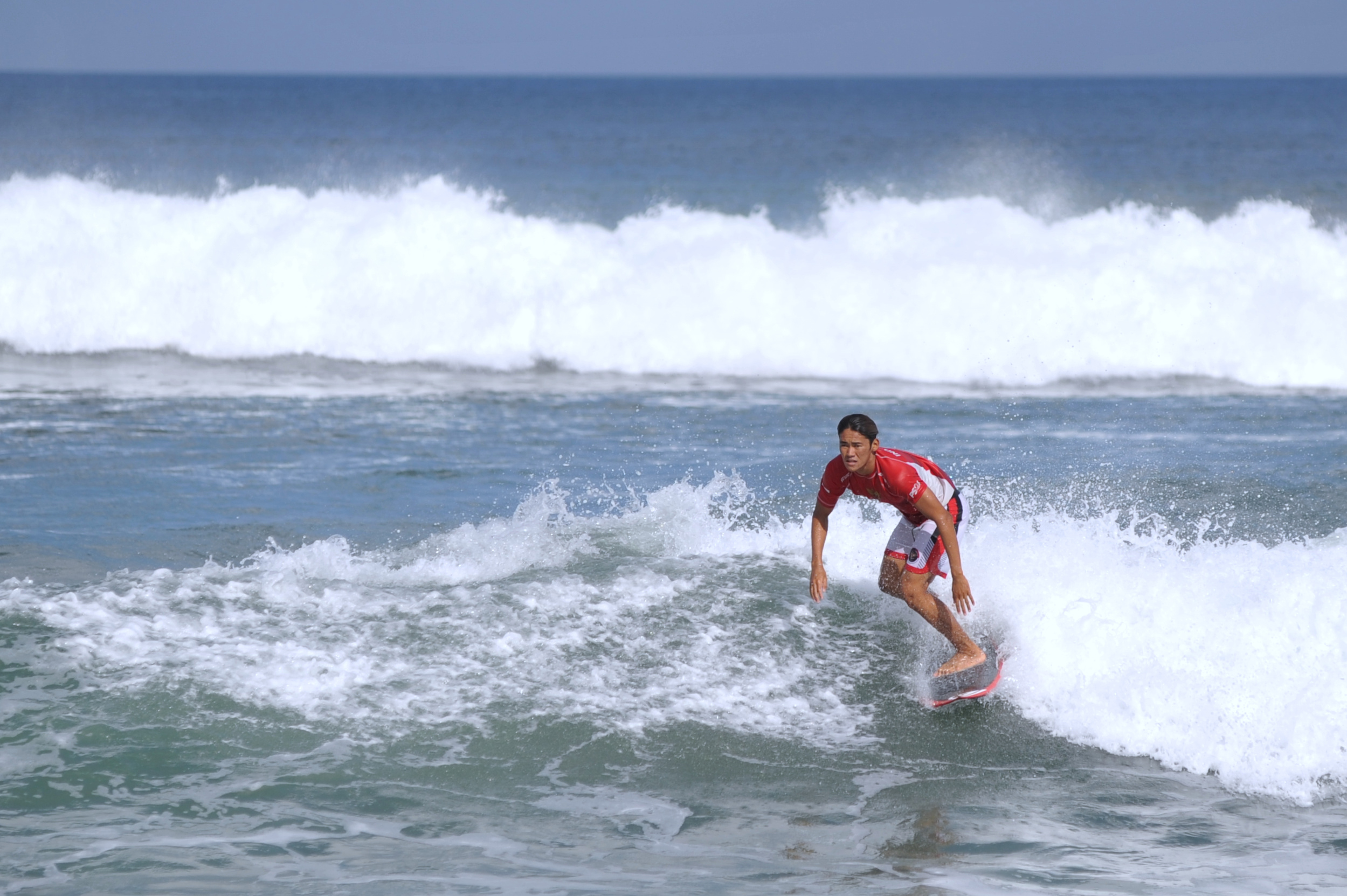Peselancar andalan Indonesia Rio Waida saat berlatih di Pantai Legian, Badung, Bali. 