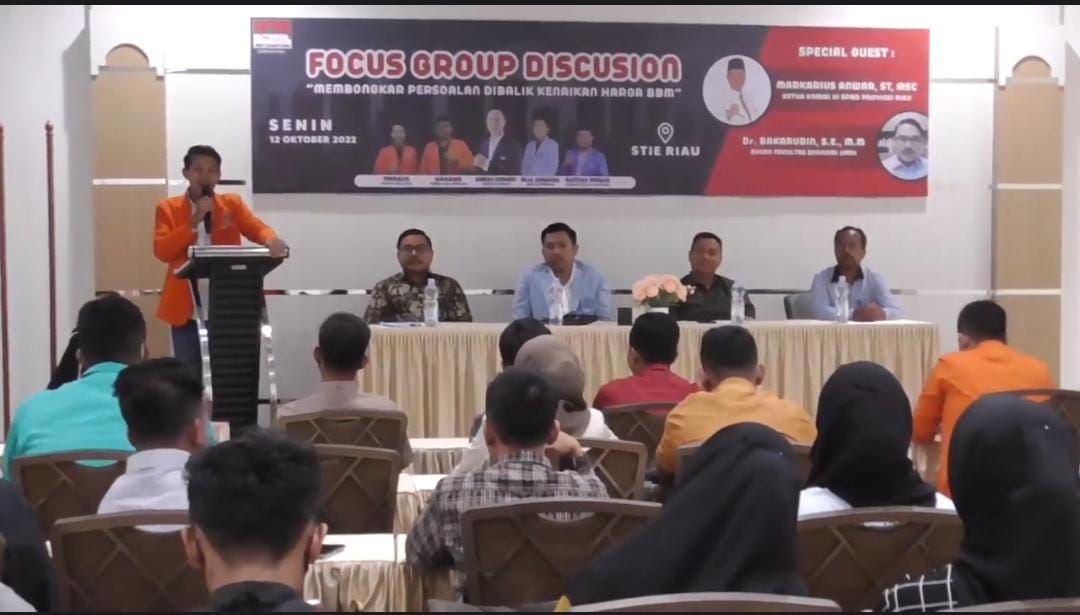  BEM Nusantara Daerah Riau Mengadakan Focus Grup Discussion (FGD) dengan tema 'Membongkar di Balik Kenaikan Harga BBM' di Aula STIE Riau