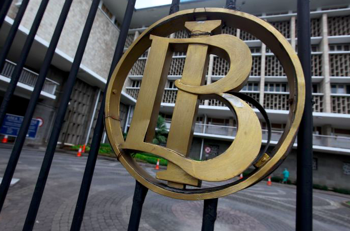 Logo Bank Indonesia yang terpasang di pagar.