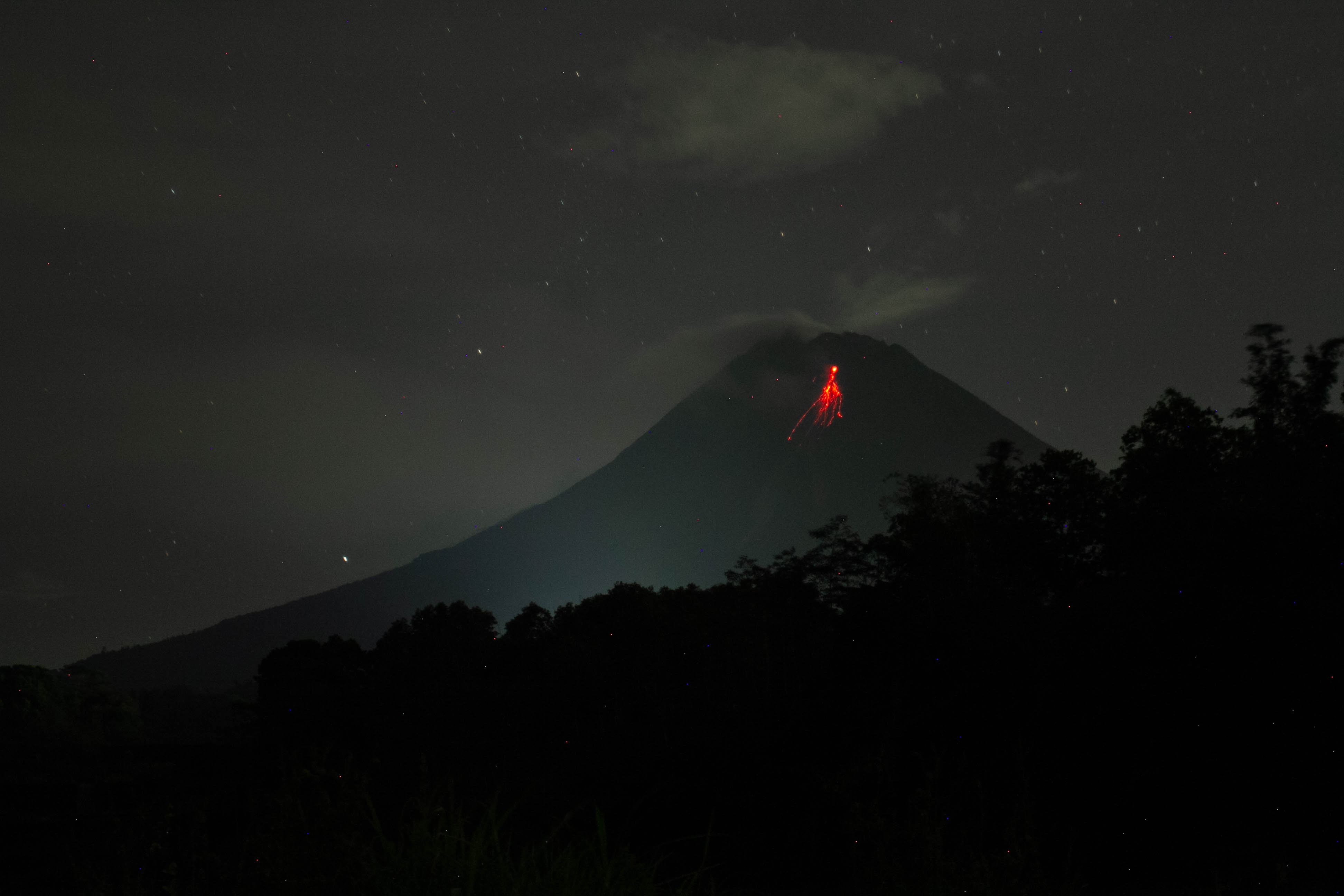 Guguran lava pijar Gunung Merapi terlihat dari pos pengamatan.