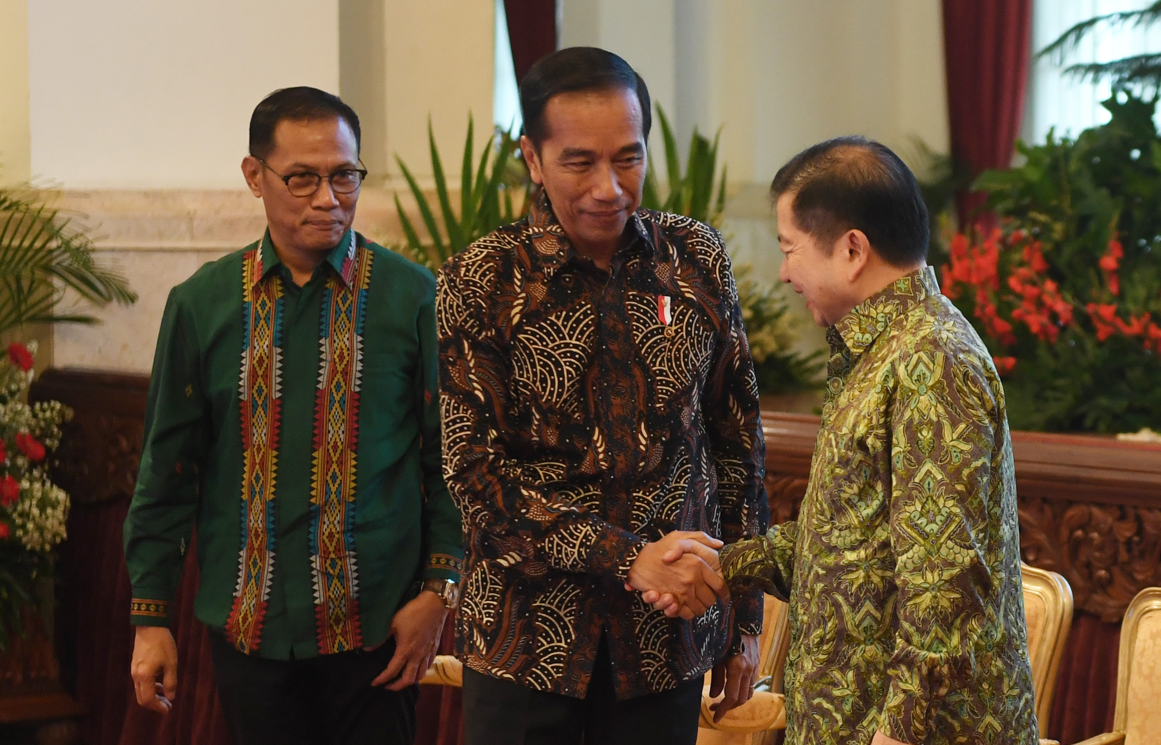 Presiden Joko Widodo (tengah) berjabat tangan dengan Menteri PPN/Kepala Bappenas Suharso Monoarfa (kanan)