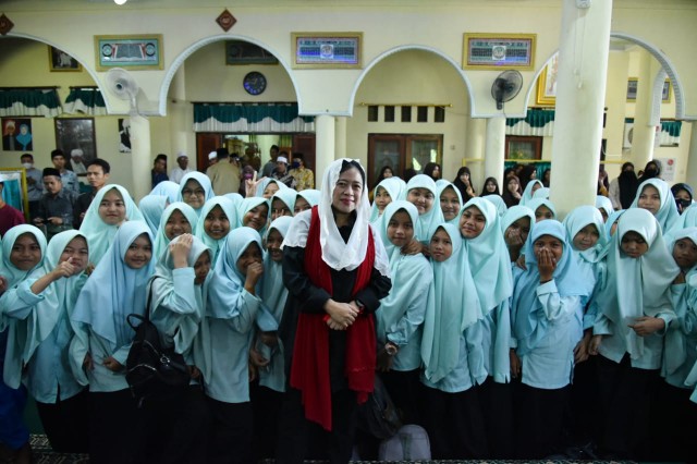 Ketua DPR RI Puan Maharani foto bersama dengan para santriwati