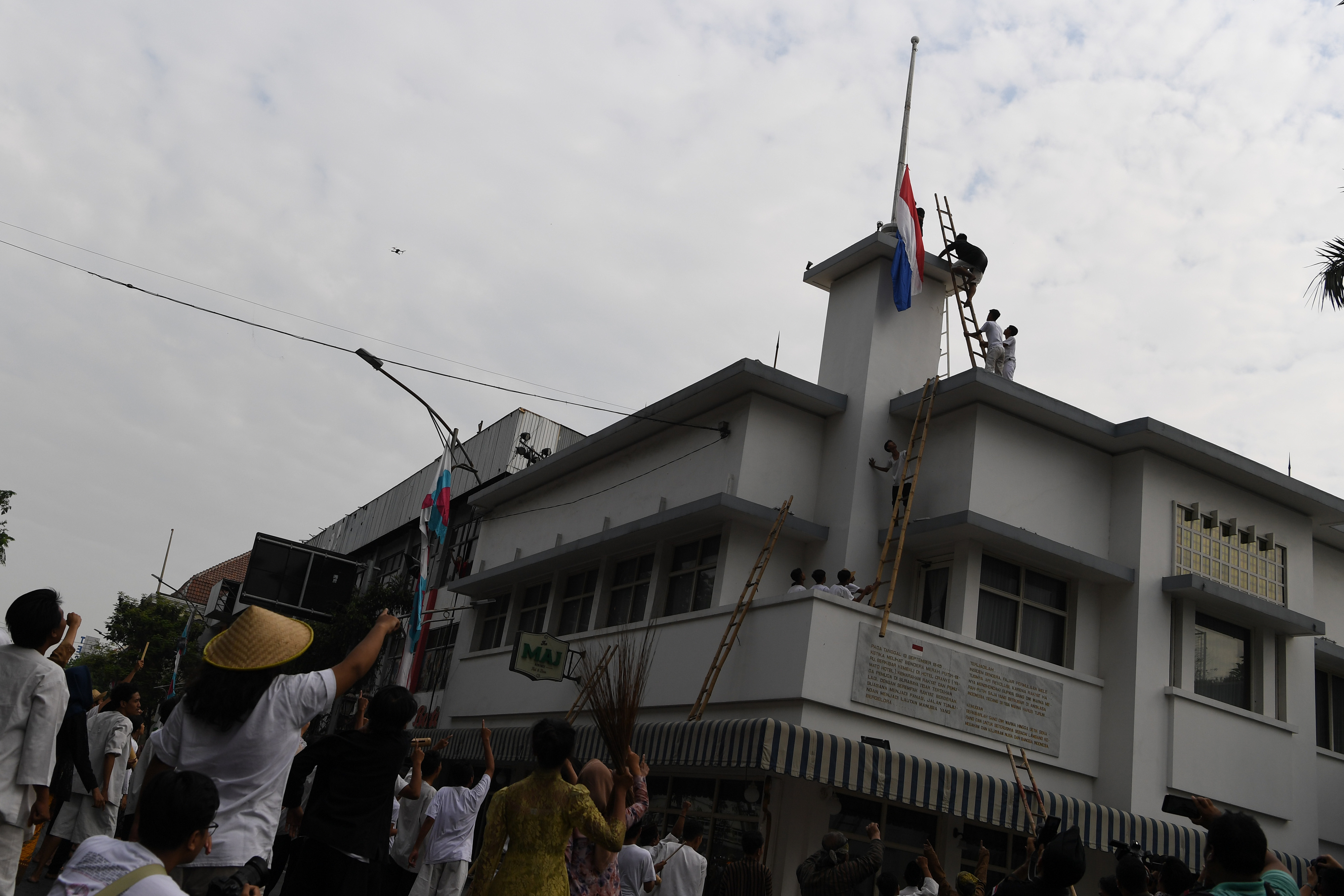 Atraksi sejarah saat peristiwa perobekan bendera di Hotel Yamato, Surabaya