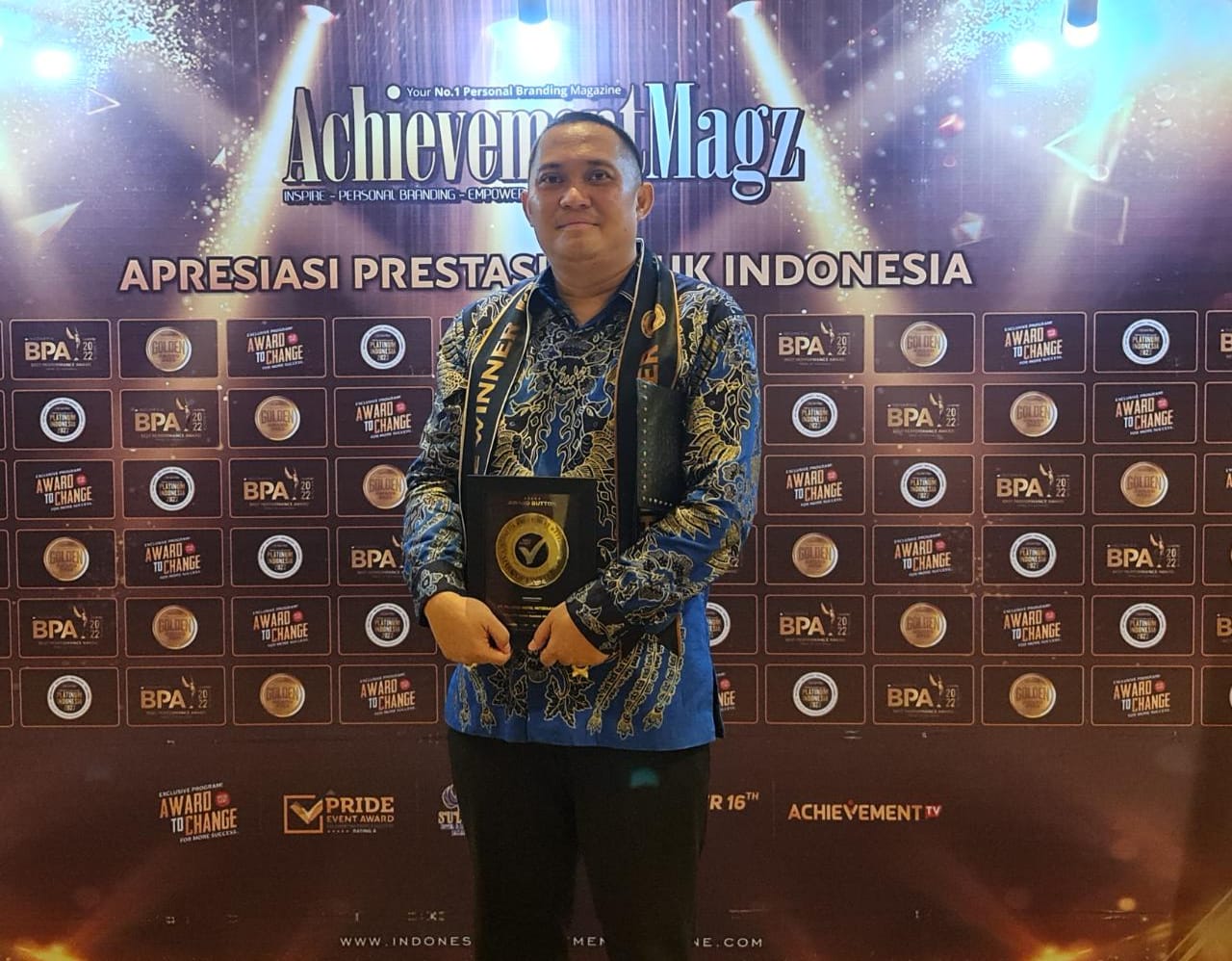 Presiden Direktur Pelangi Hotel Internasional Donny Pur menerima penghargaan Best Performance Award 2022 pada kategori The Best Hotel CEO.