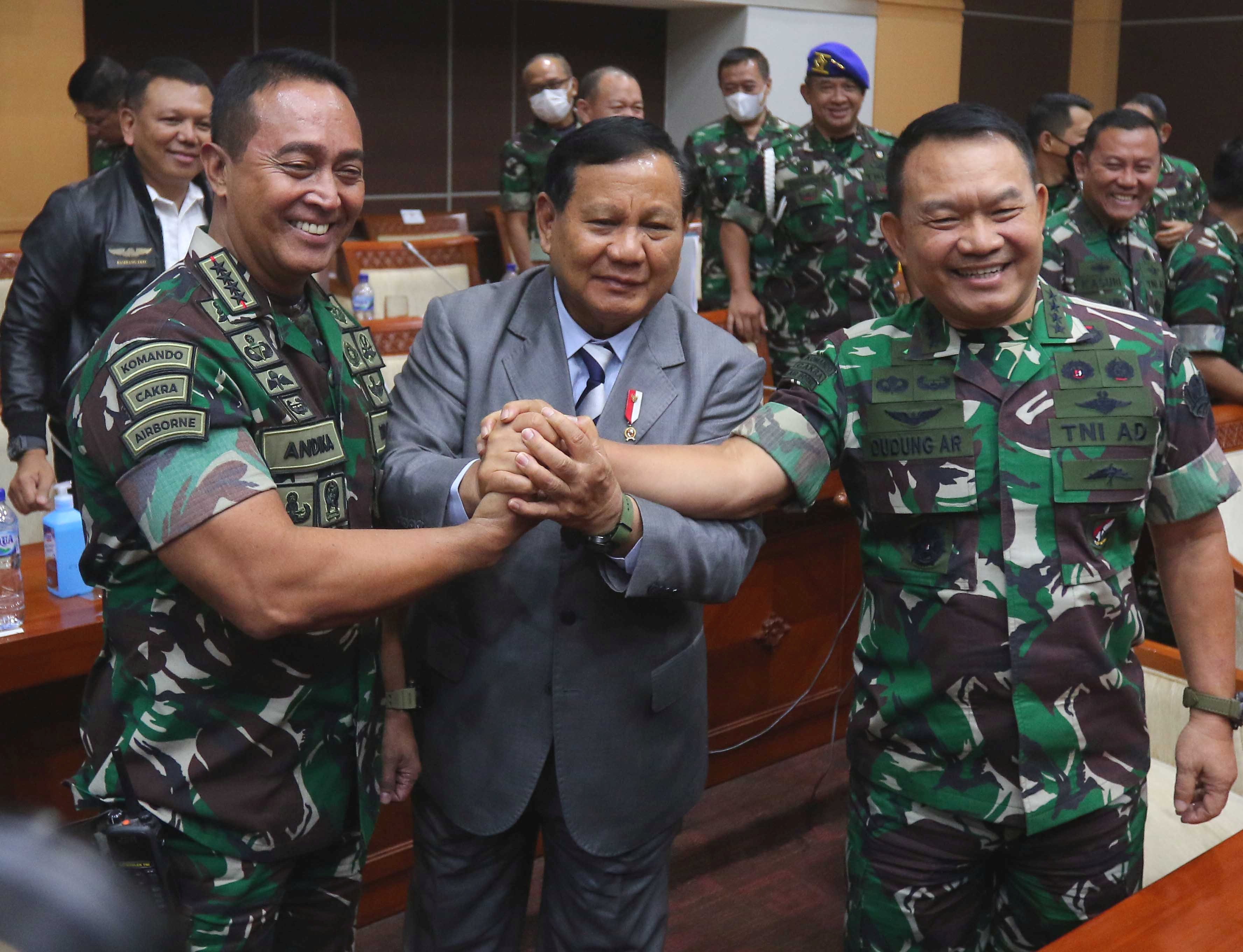Menhan Prabowo Subianto diapit Panglima TNI Jenderal Andika Perkasa dan KSAD Jenderal Dudung Abdurachman.