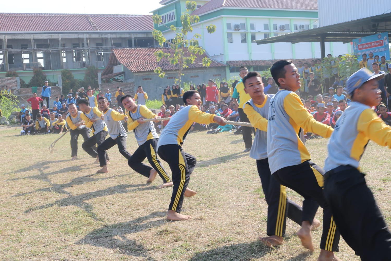 Suasana lomba tarik tambang dalam acara perayaan HUT ke-77 RI di SMK Muhamka, Tegal, Kamis (18/8).