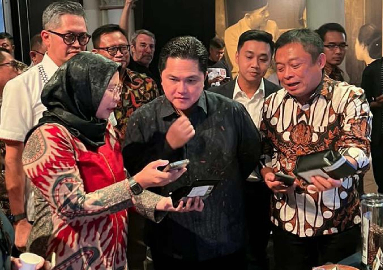 Menteri BUMN RI Erick Thohir (tengah) didampingi oleh Direktur Utama Telkom Ririek Ardiansyah (kanan) melihat demo fitur Agree Traceability.