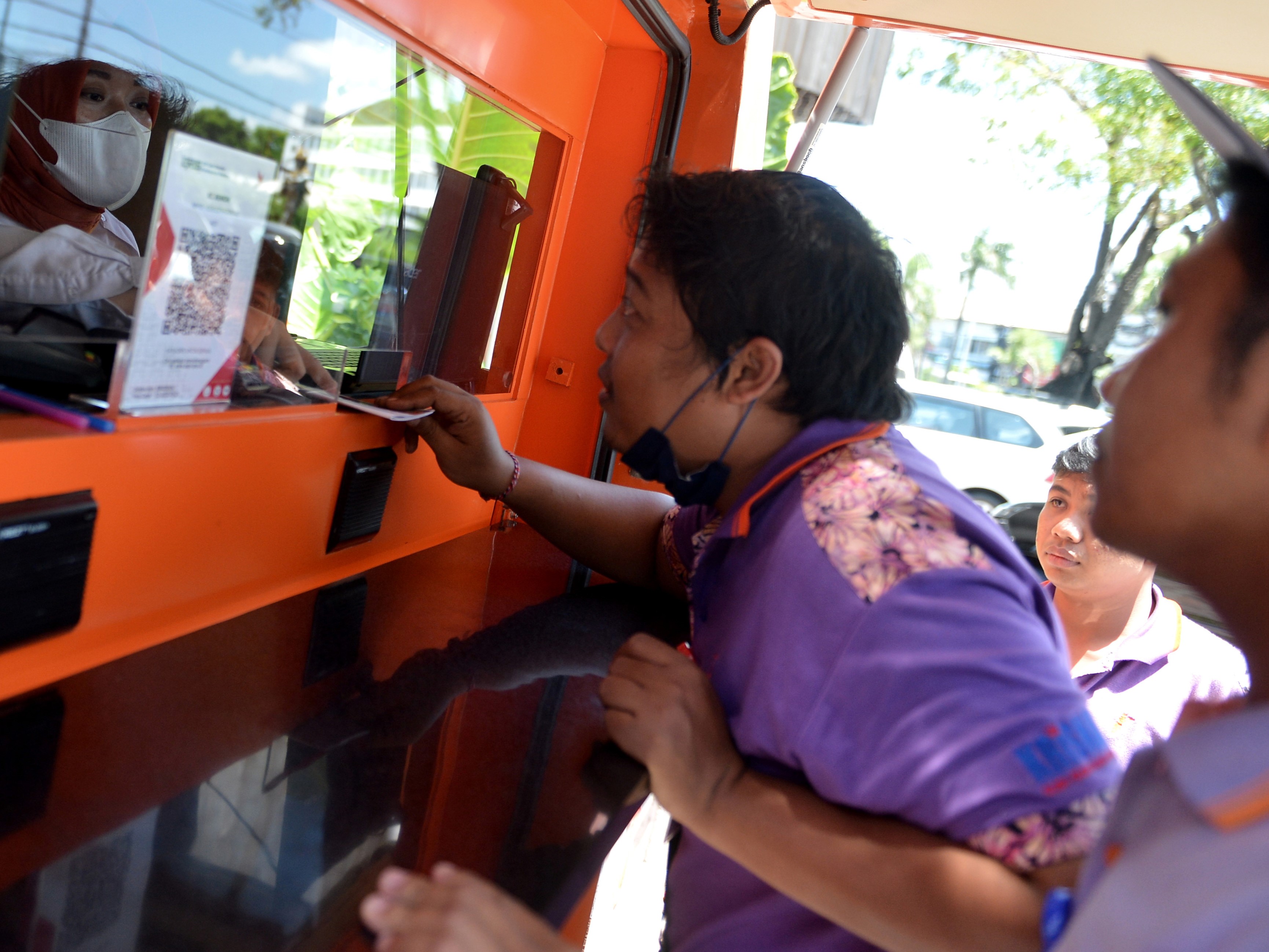Pekerja melakukan proses pencairan Bantuan Subsidi Upah di layanan bank keliling di Krisna Oleh-Oleh Bali, Badung, Bali, Selasa (13/9).