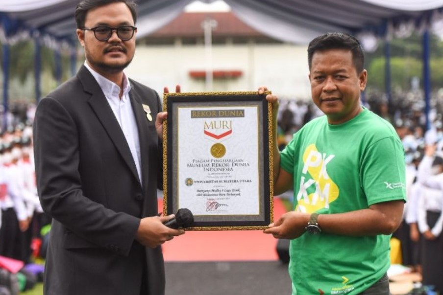 Rektor USU Muryanto Amin (kanan) menerima Piagam Rekor Muri di Stadion Mini USU, Kota Medan, Senin (5/9).
