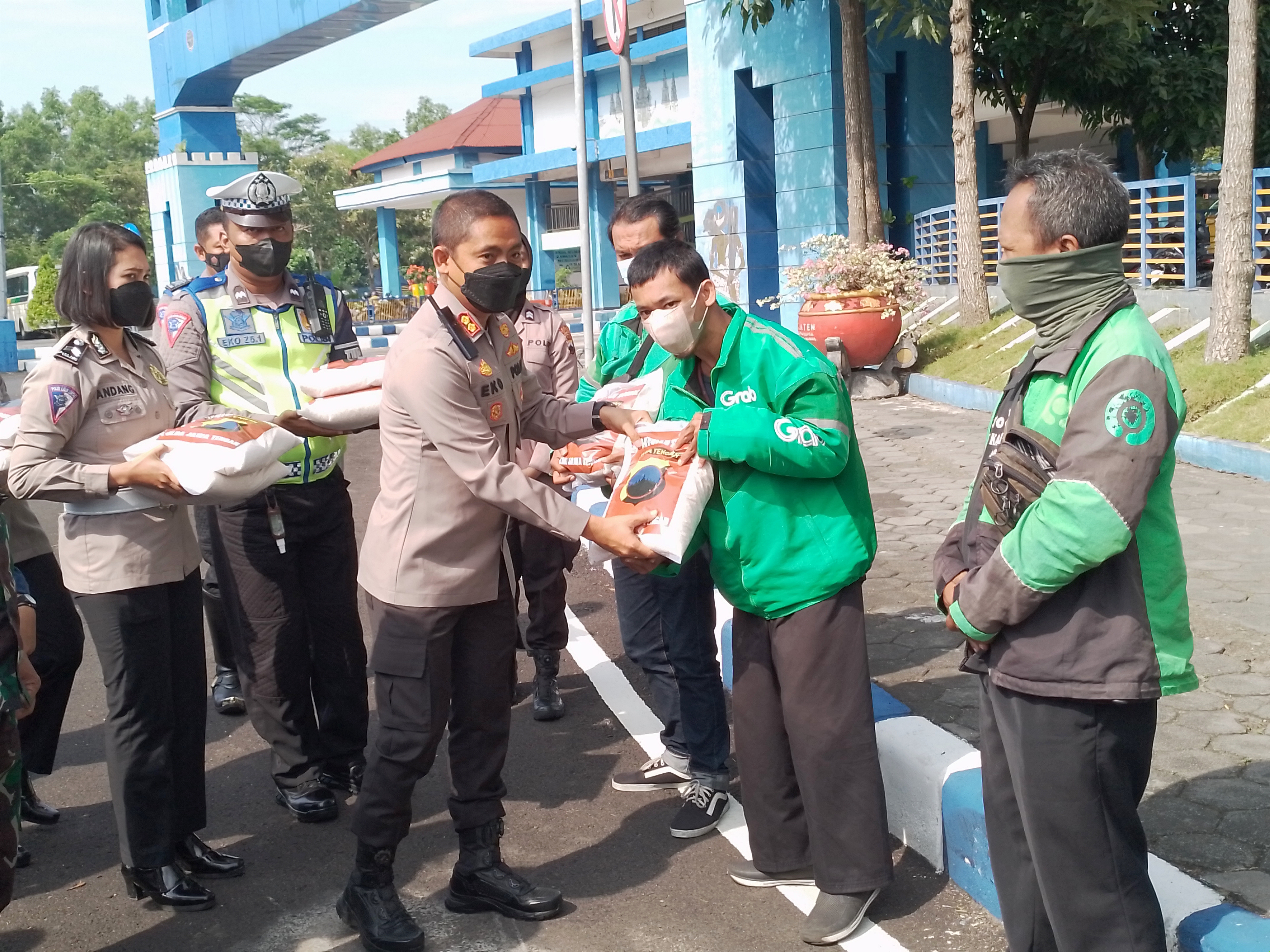 Kapolres Klaten AKB Eko Prasetyo menyerahkan bantuan sembako