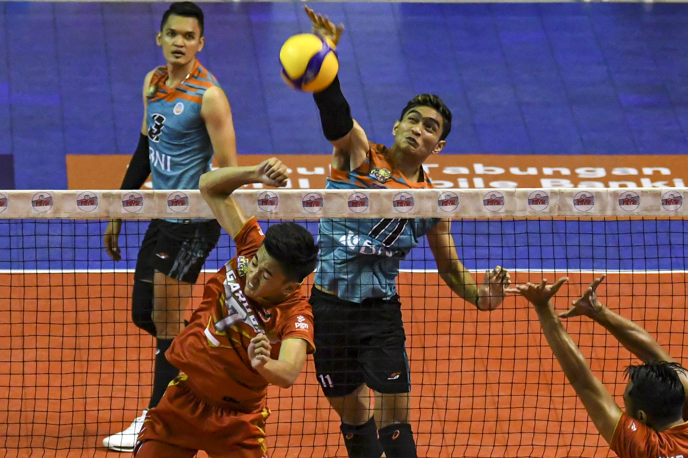 Atlet voli putra Indonesia Doni Haryono (melakukan smes) ketika membela klub Jakarta BNI 46 di kompetisi Bola Voli Proliga 2020.