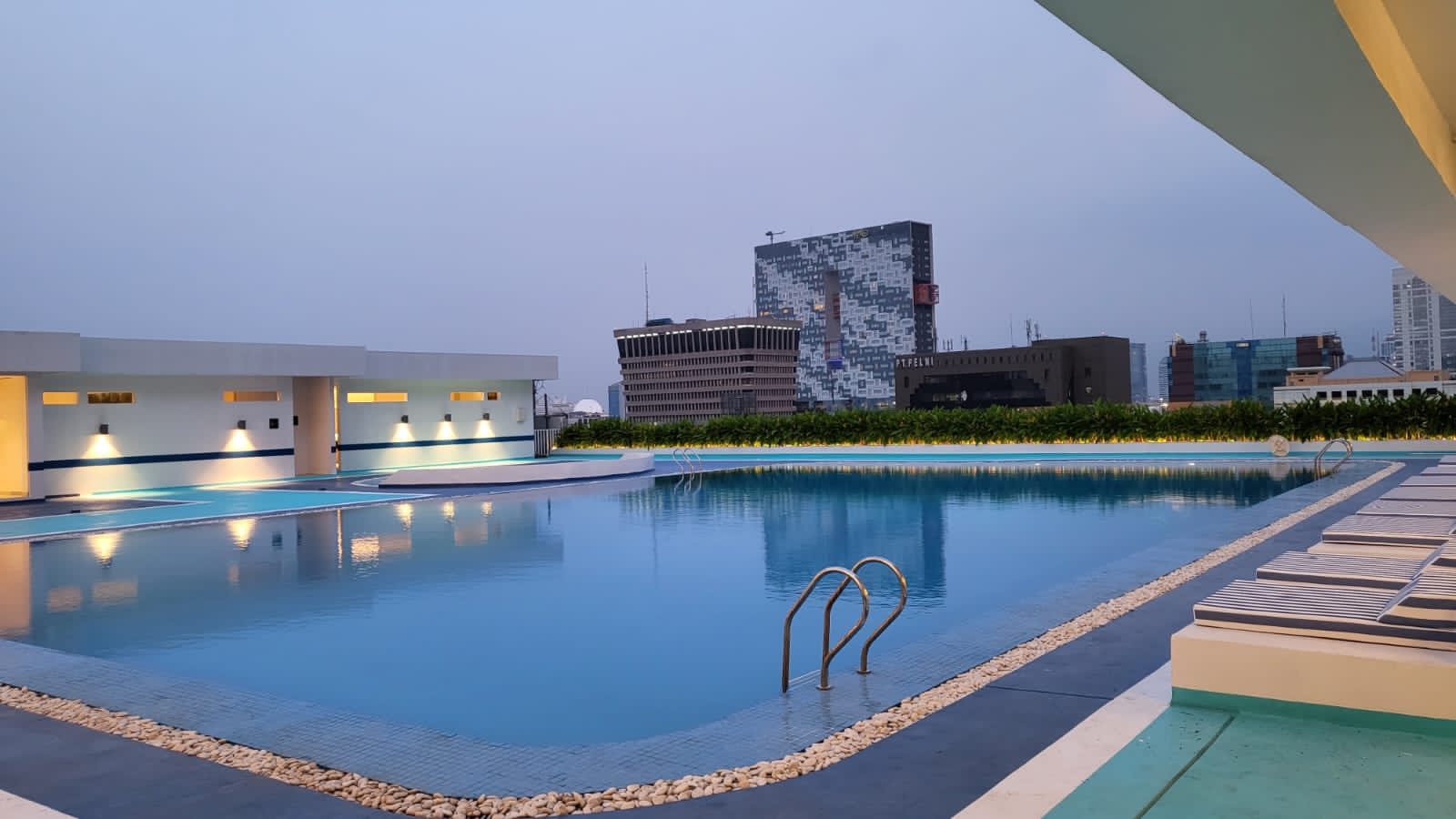 The 5ky SwimPool berada di kolam renang yang berlokasi di lantai 5 Gajah Mada Plaza, Jakarta Pusat. 