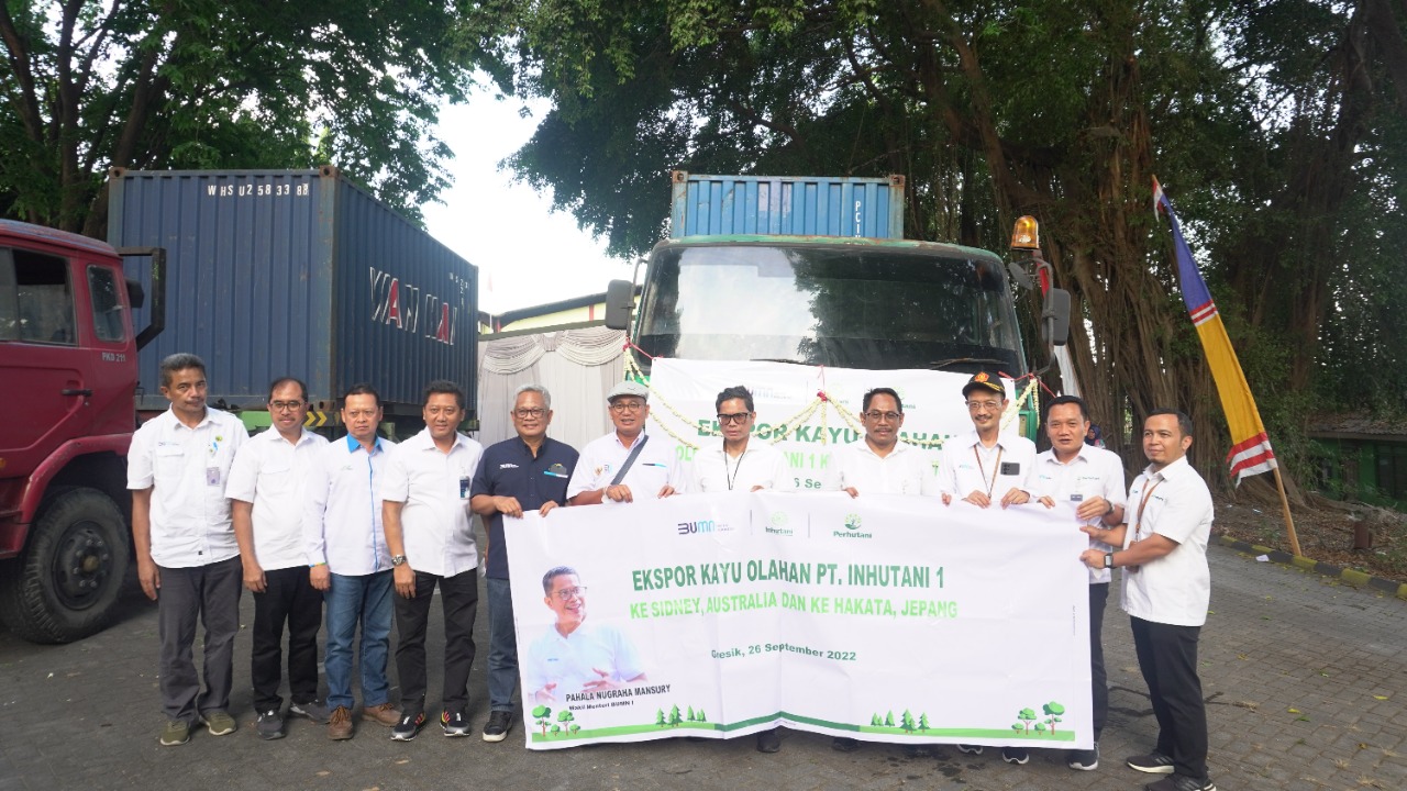 Acara pelepasan ekspor produk industri kayu ke Australia dan Jepang di Pabrik Industri Kayu PT Inhutani I, Gresik, Jatim, Senin (26/9). 