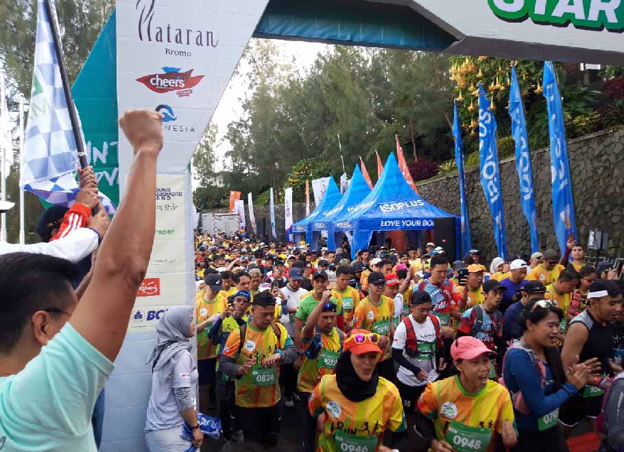 Peserta melakukan start di ajang Maraton Bromo di Desa Tosari, Pasuruan, Jawa Timur, Minggu (11/9).