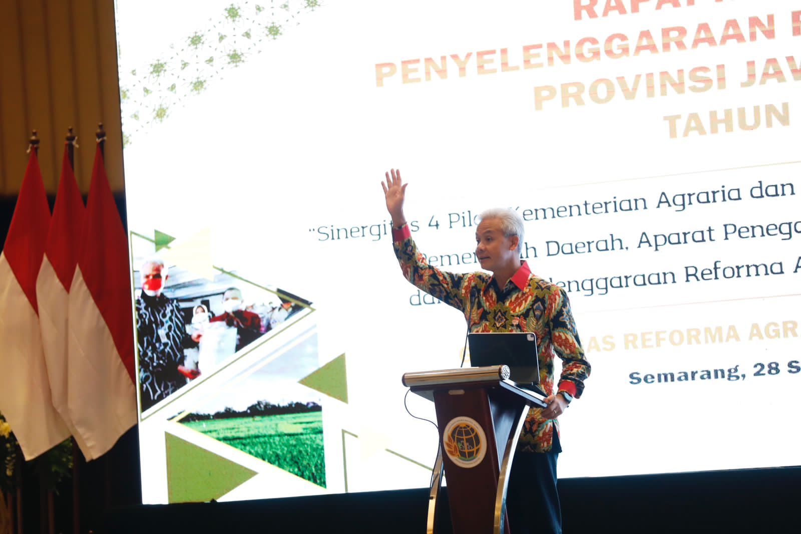 Gubernur yang juga Ketua Gugus Tugas Reforma Agraria (GTRA) Jateng, Ganjar Pranowo saat Rakor dengan Kementerian ATR/BPN, di Semarang, Rabu 