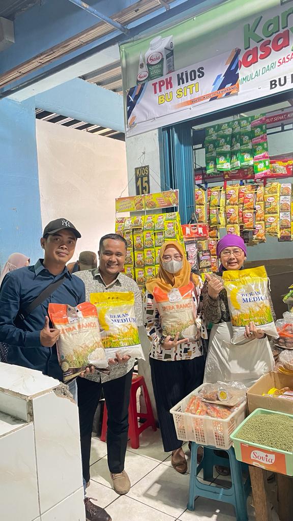 Warga memperlihatkan beras yang mereka beli dari operasi pasar yang digelar Bulog Jawa Tengah