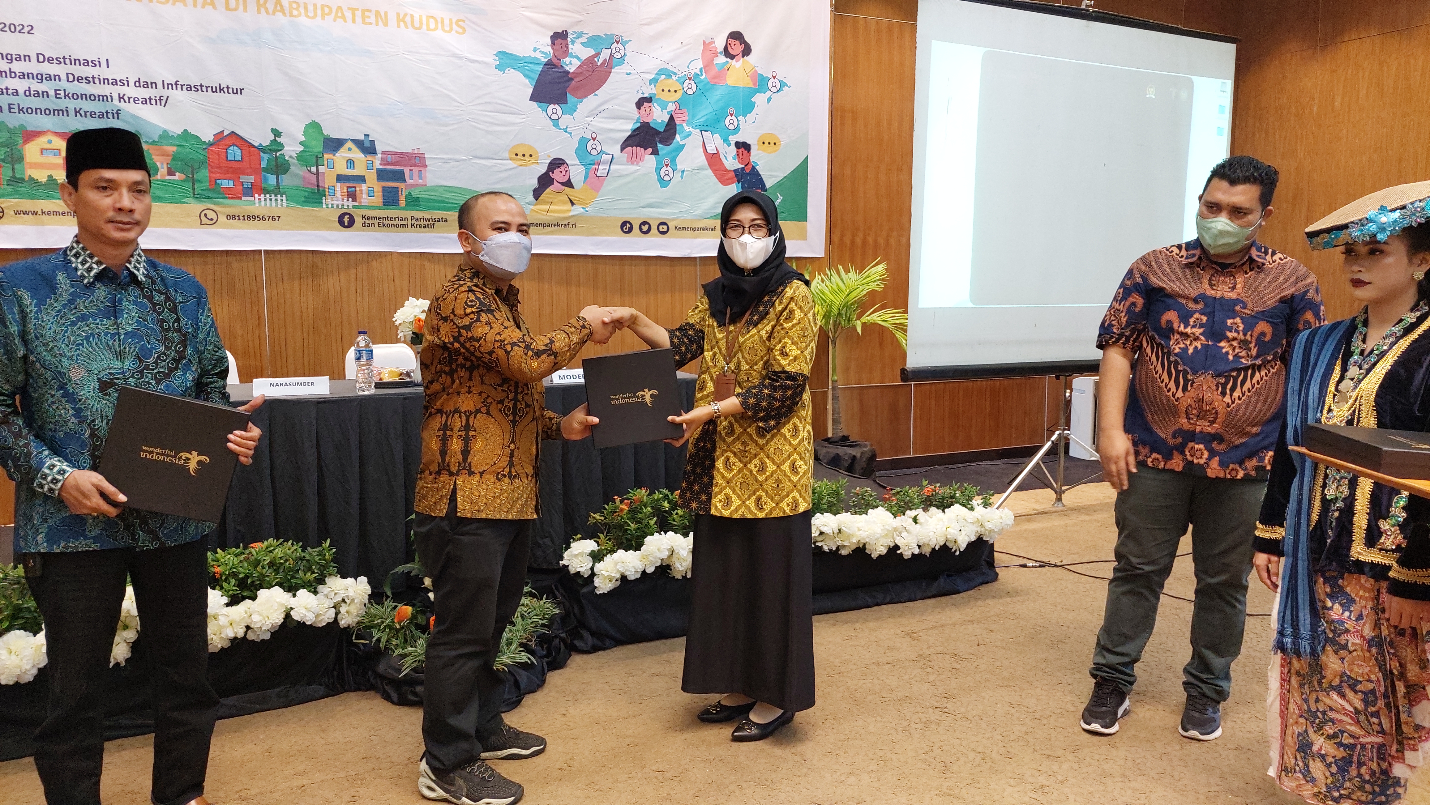 Penyerahaan kenang-kenangan pada acara sosialisasi peningkatan kualitas desa wisata di Kudus, Jawa Tengah