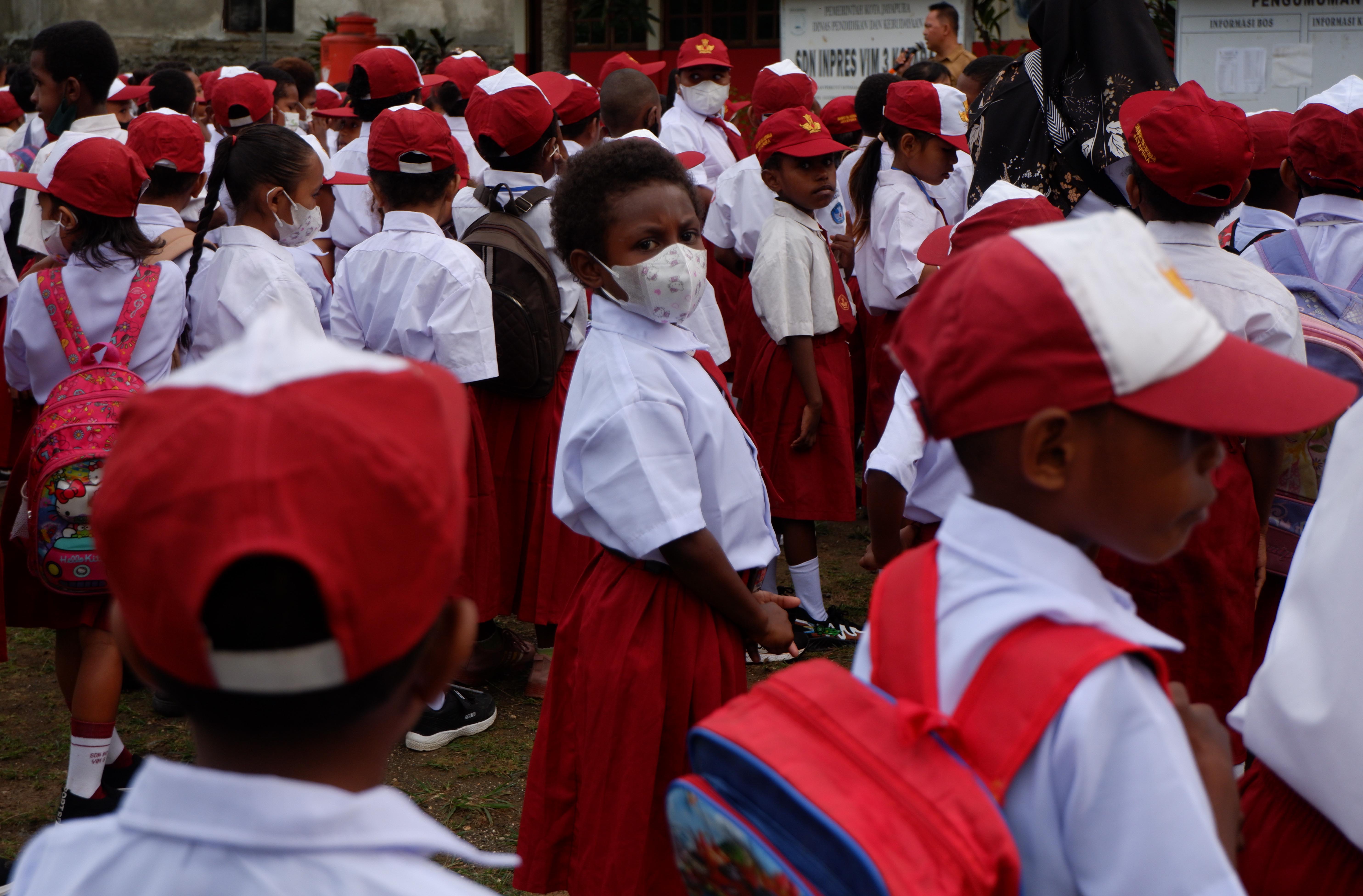 Murid SD mengikuti Apel pagi hari pertama masuk sekolah di SD Negeri Inpres Vim 3 Kotaraja, Abepura, Kota Jayapura, Papua, Senin (18/7/2022)