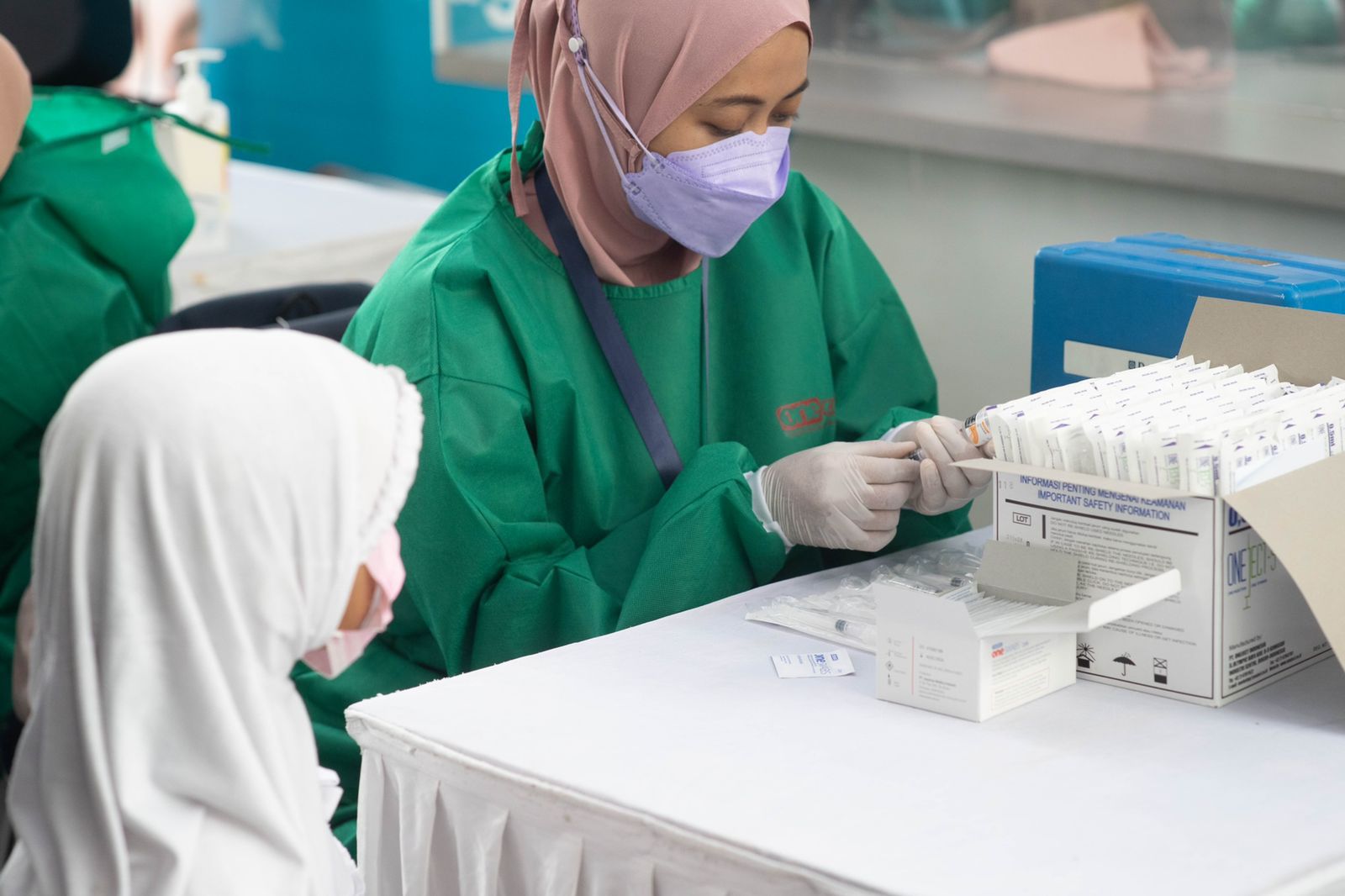 Tenaga kesehatan mempersiapkan alat tes antigen