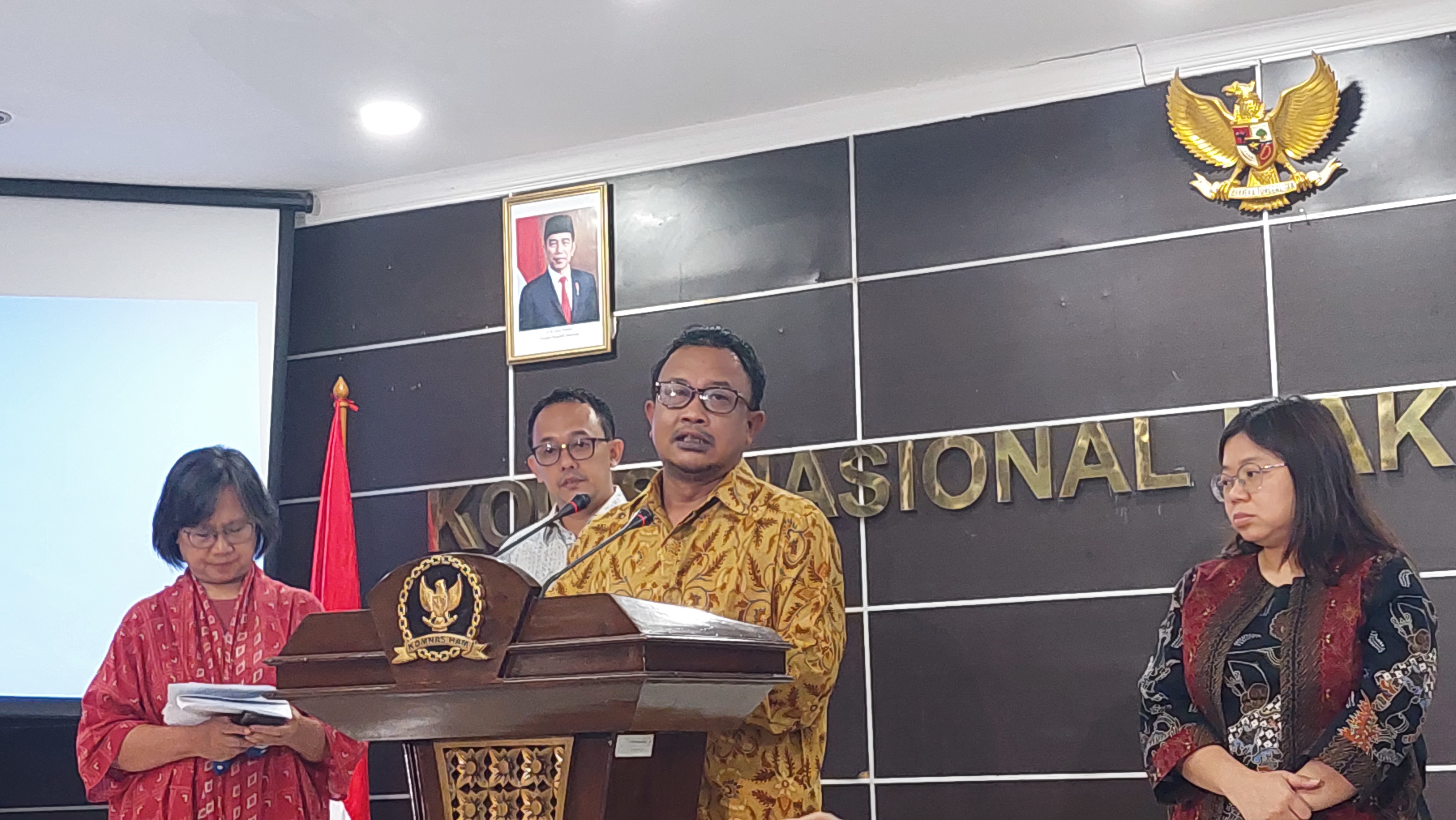 Komisioner Komnas HAM Choirul Anam (tengah)