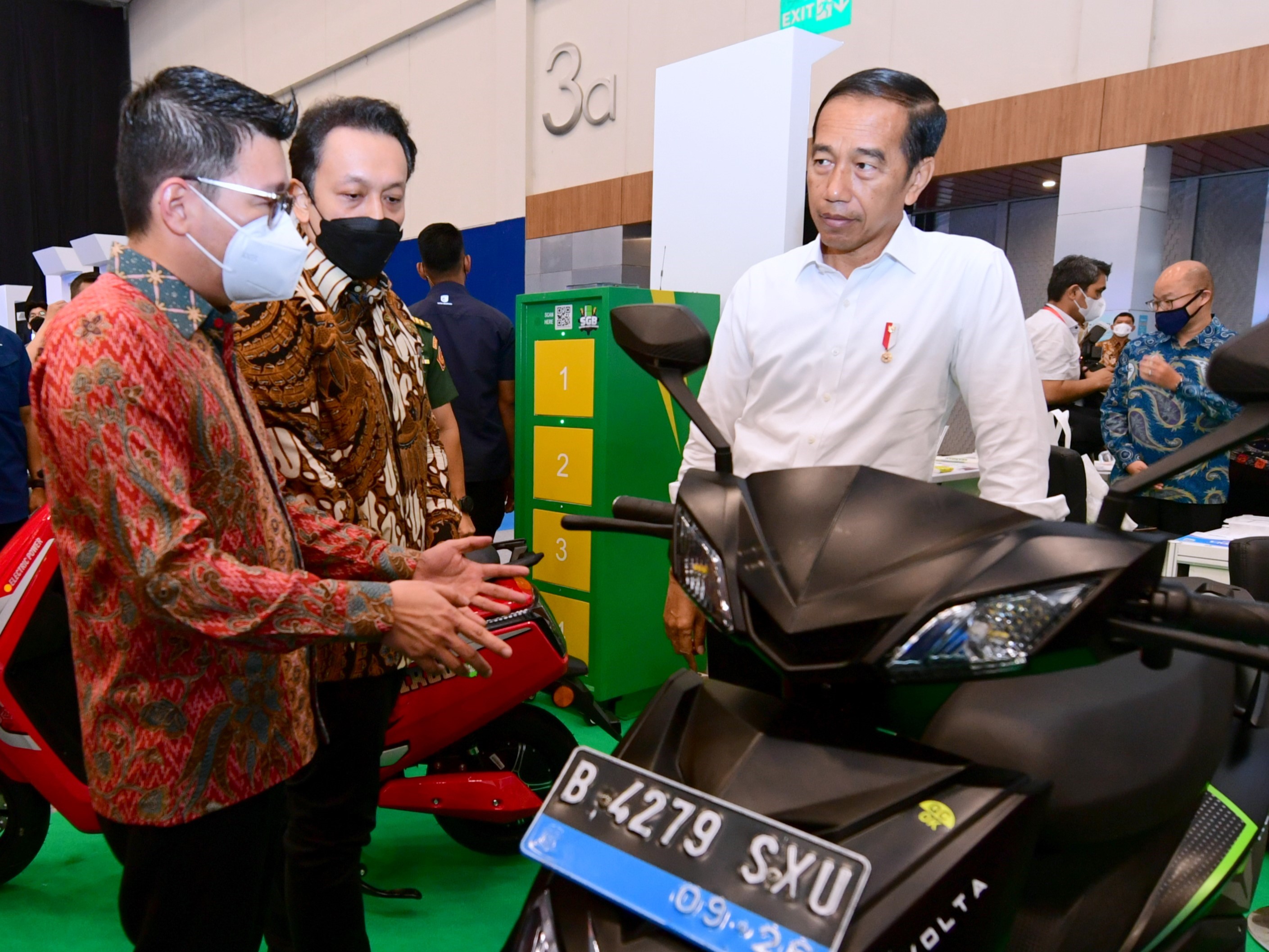 Dari kiri ke kanan: The Kim Hai, Diaz Hendropriyono, dan Presiden Joko Widodo.