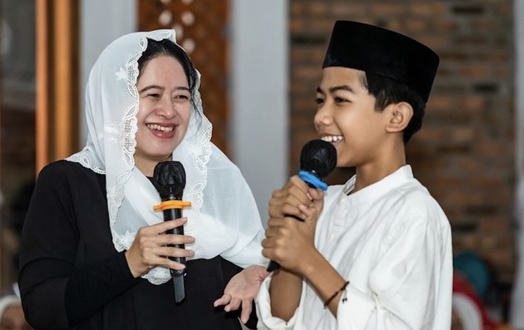 Ketua DPR RI Puan Maharani (kiri) mengunjungi Ponpes Mahasina Darul Qur'an wal Hadits di Kota Bekasi, Jawa Barat. 